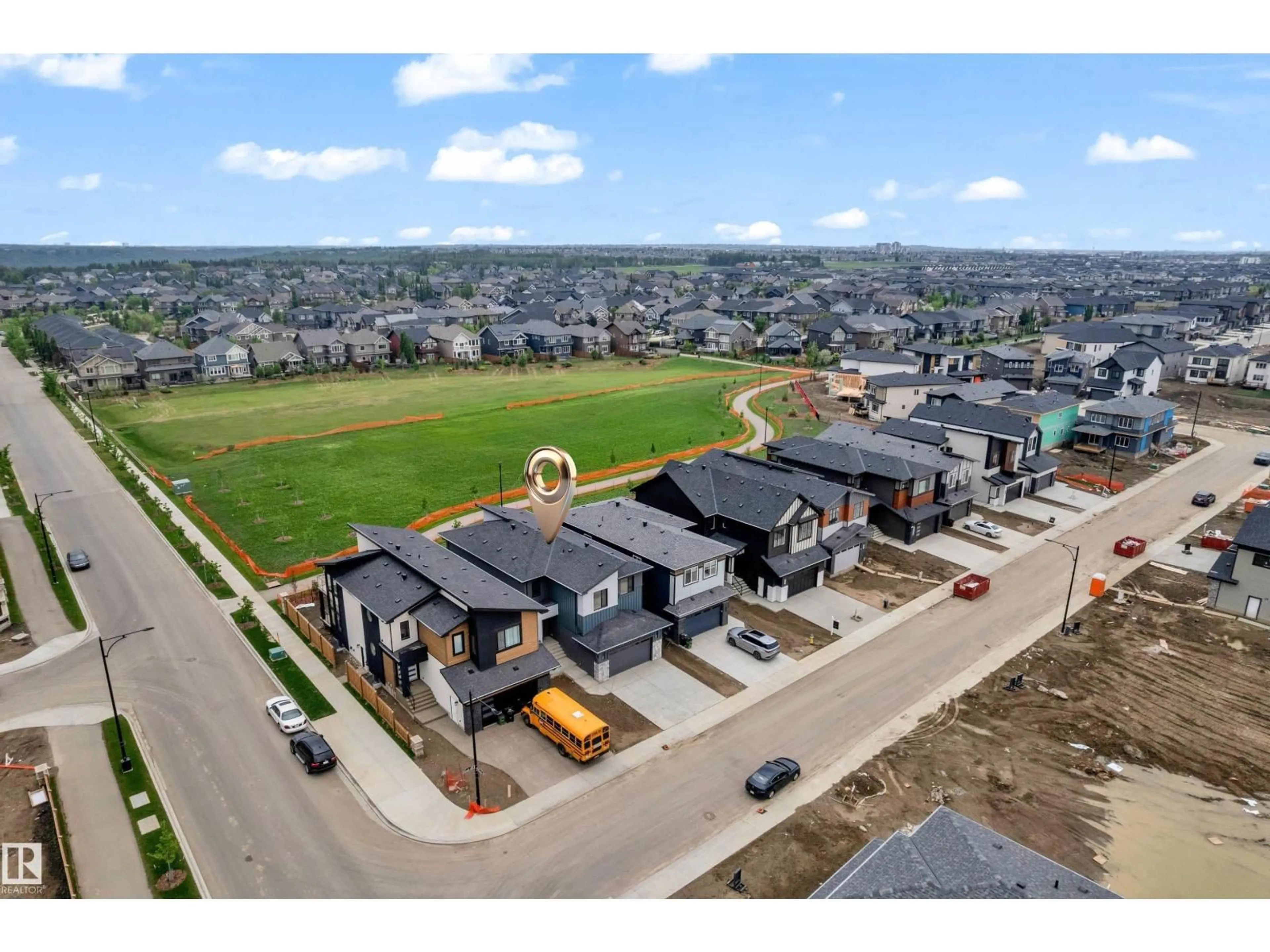 A pic from outside/outdoor area/front of a property/back of a property/a pic from drone, street for 7677 KIMIWAN CR, Edmonton Alberta T6W5W2
