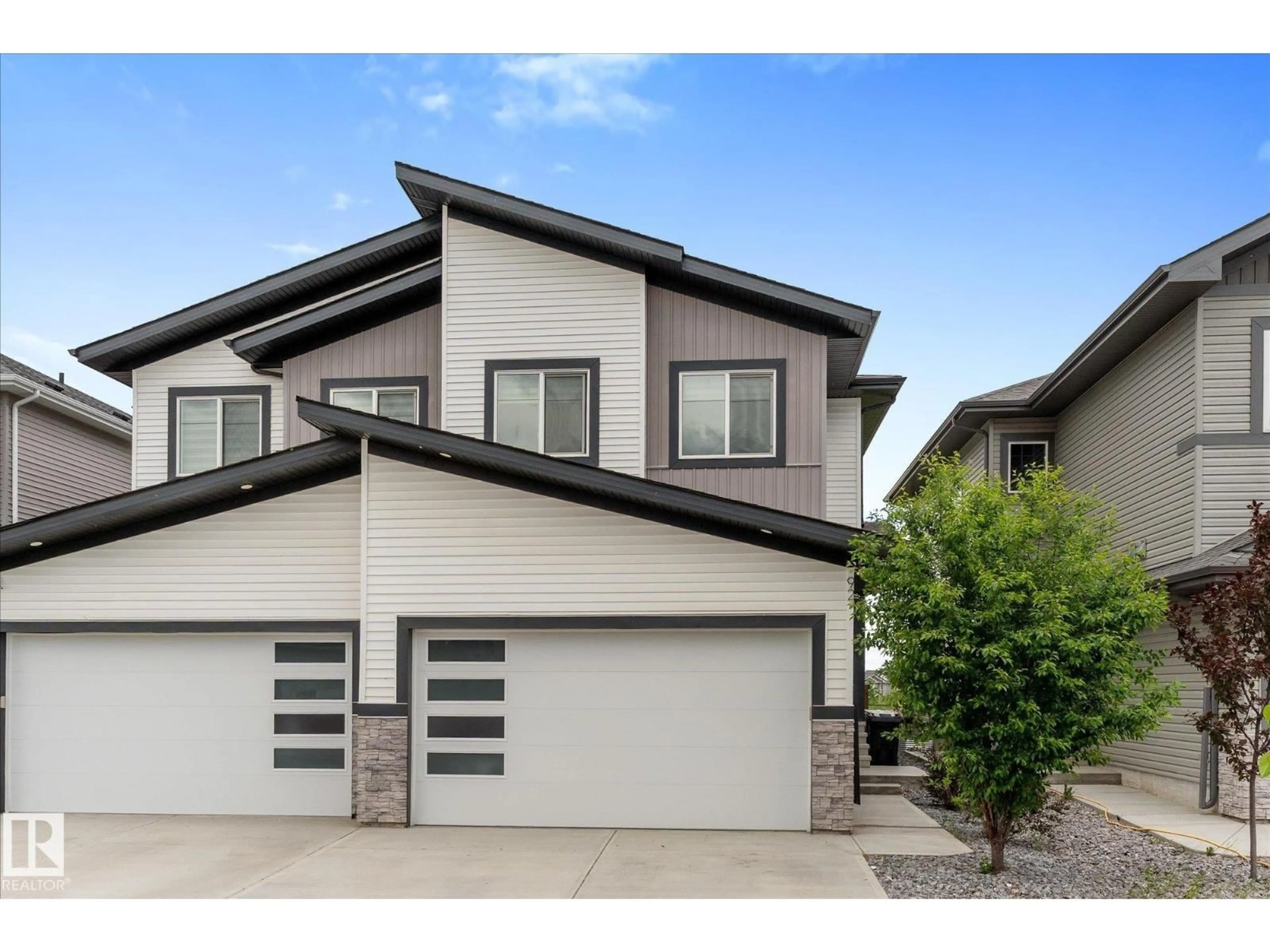 Home with vinyl exterior material, street for 92 ELM ST, Fort Saskatchewan Alberta T8L0X8