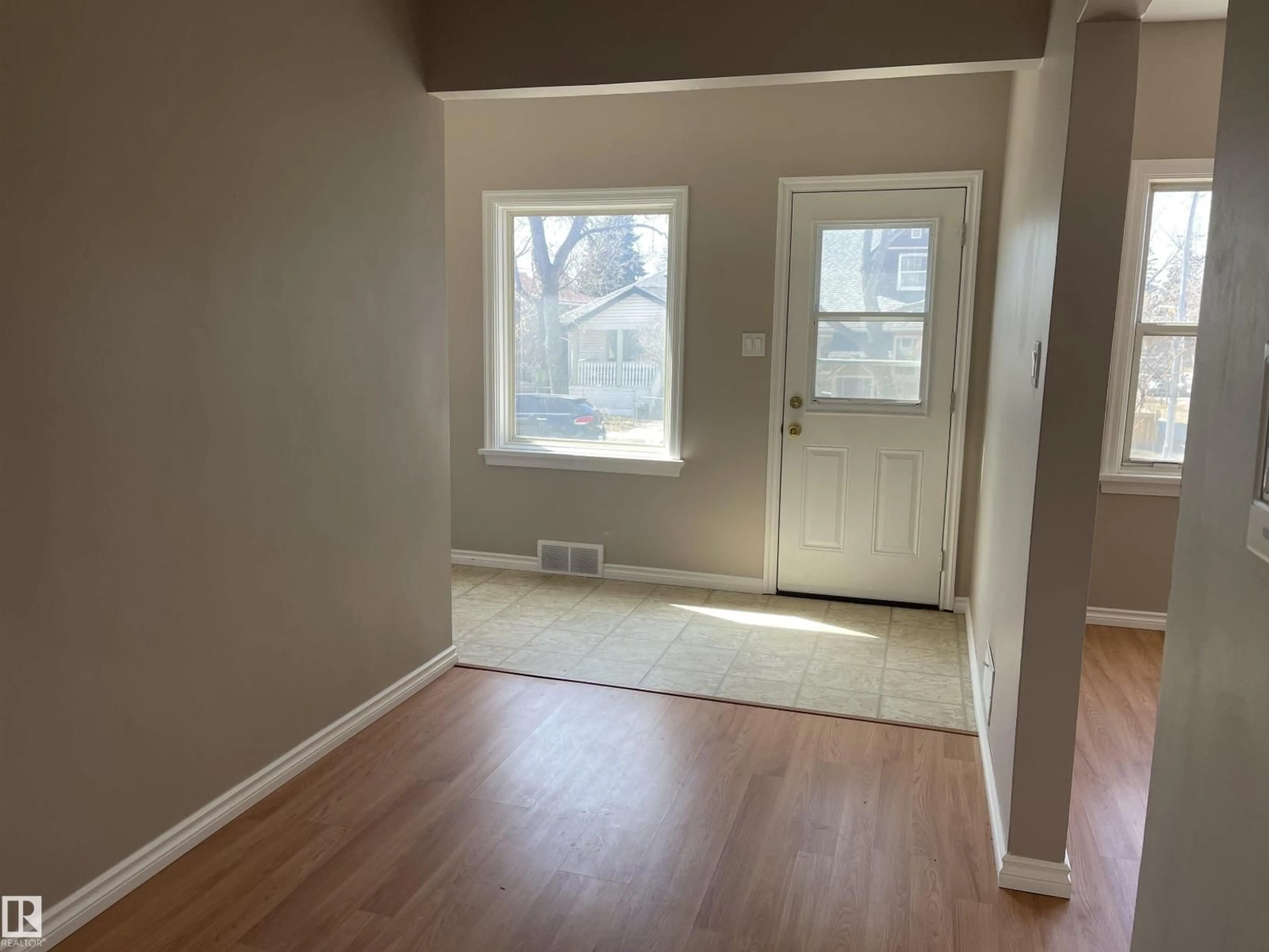 Unknown for 11161 96 ST, Edmonton Alberta T5G1S8