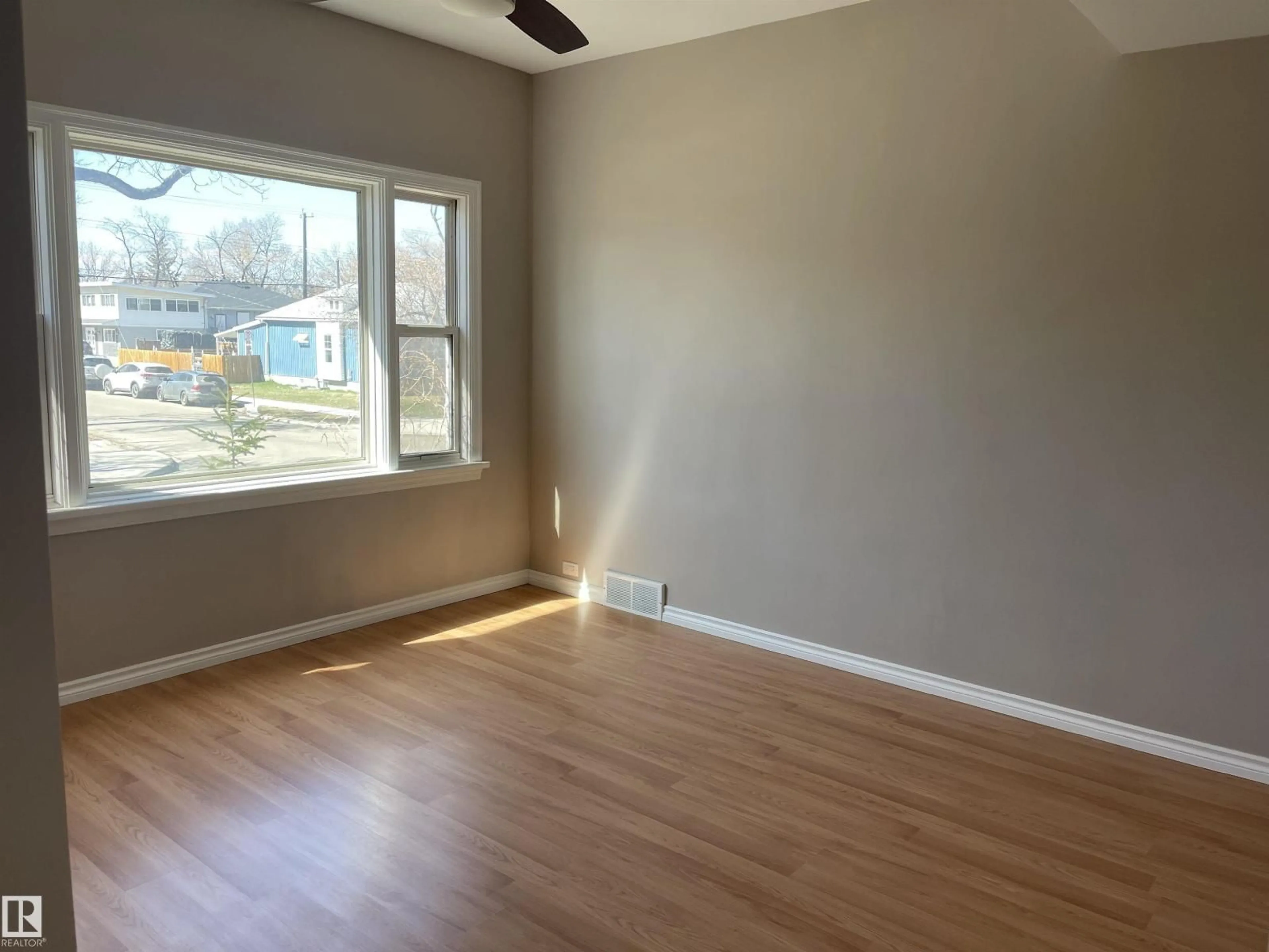 A pic of a room for 11161 96 ST, Edmonton Alberta T5G1S8