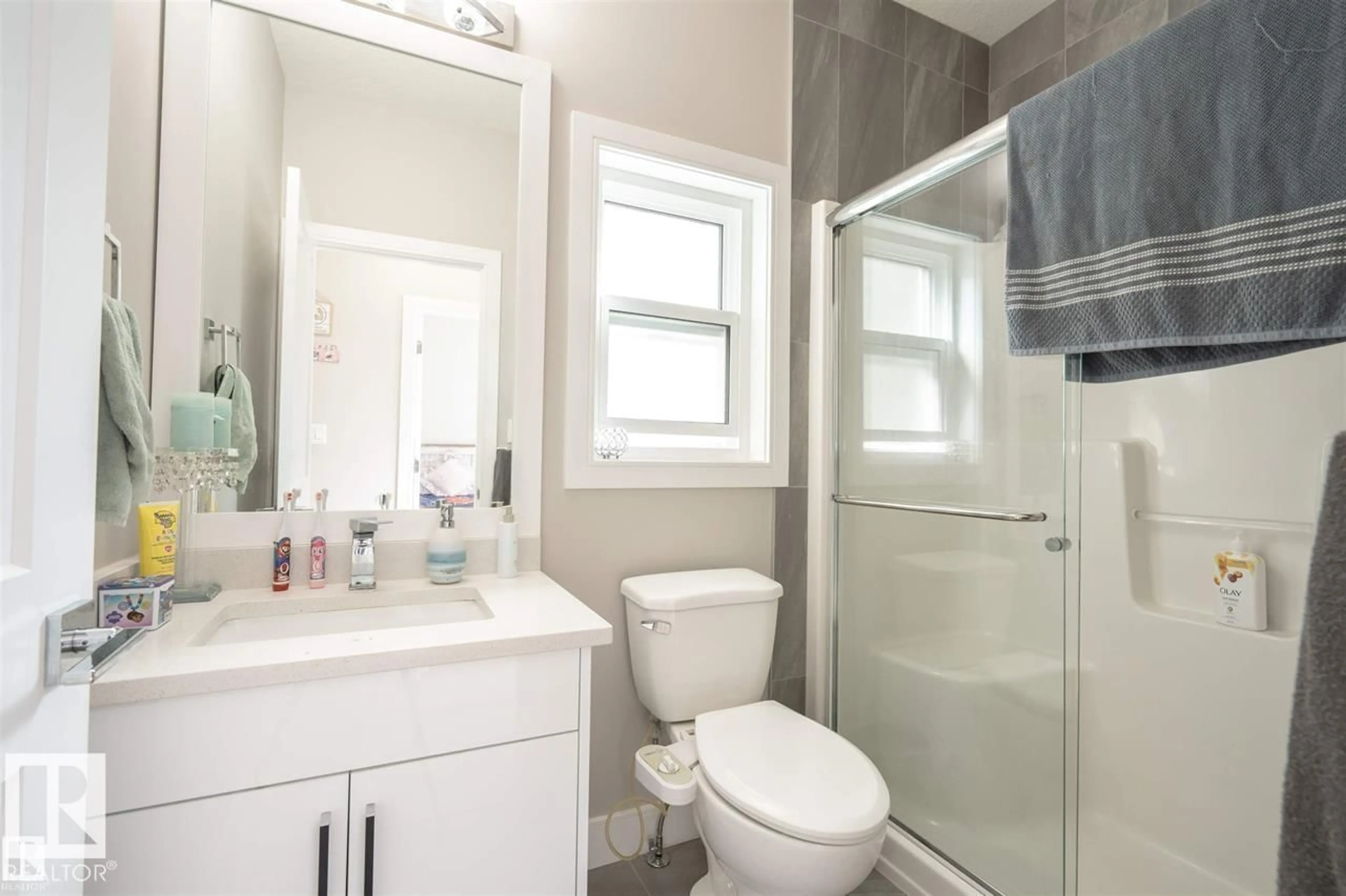 Standard bathroom, ceramic/tile floor for NW - 1767 26A ST, Edmonton Alberta T6T2H8