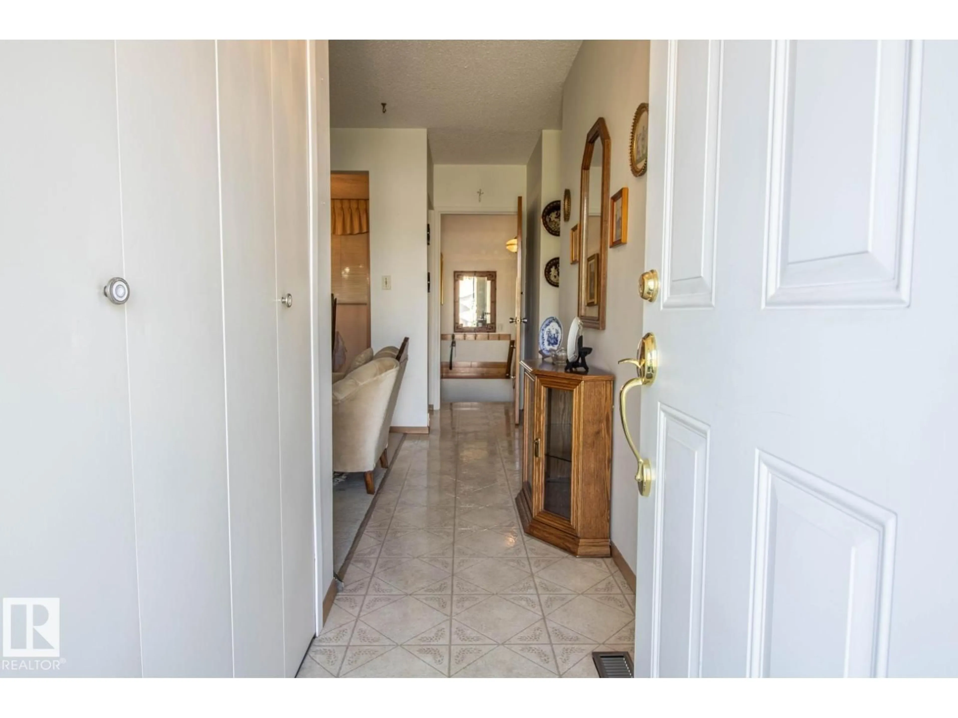 Indoor entryway for 14107 58 ST, Edmonton Alberta T5A1N3