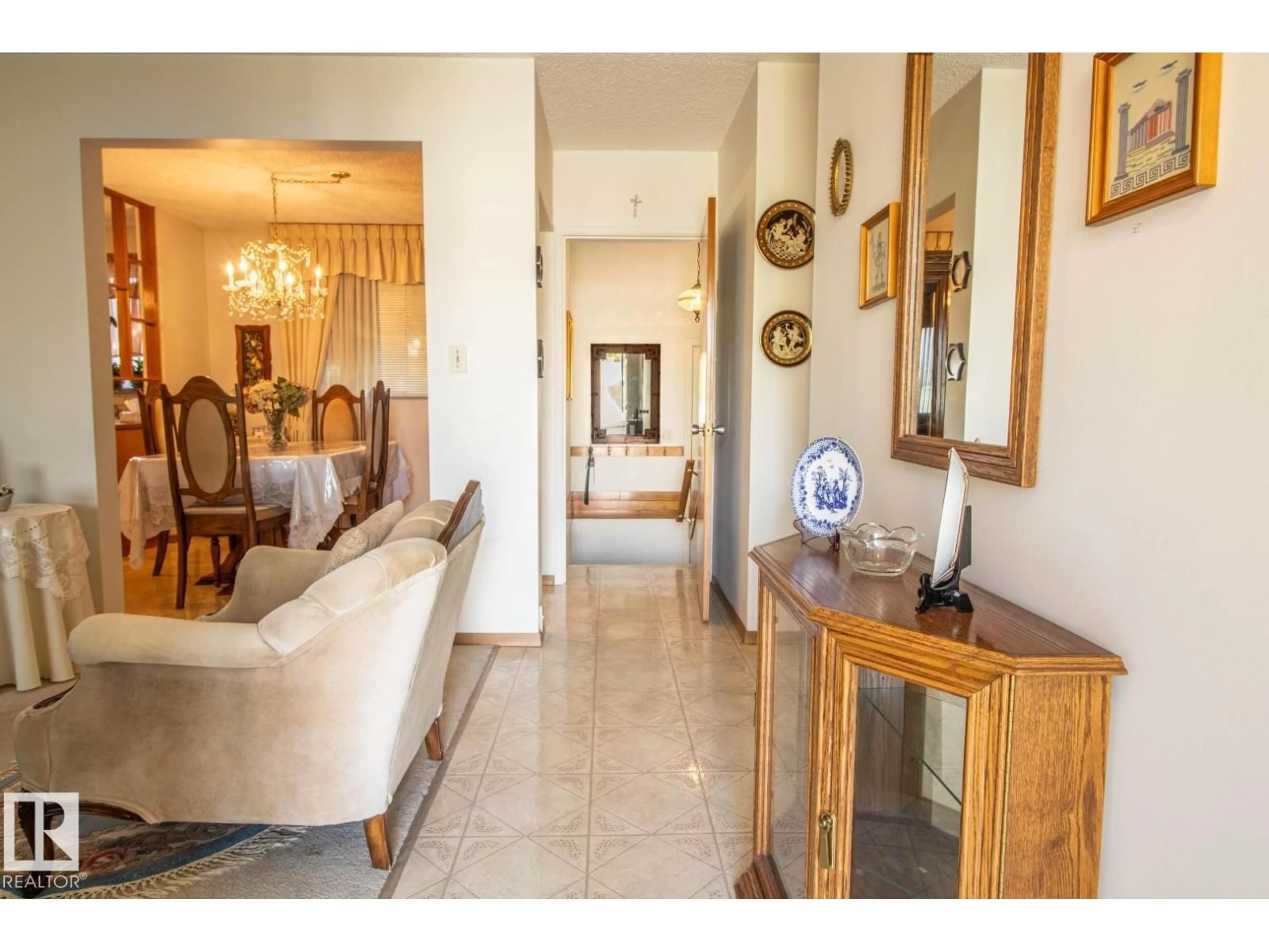 Indoor foyer for 14107 58 ST, Edmonton Alberta T5A1N3