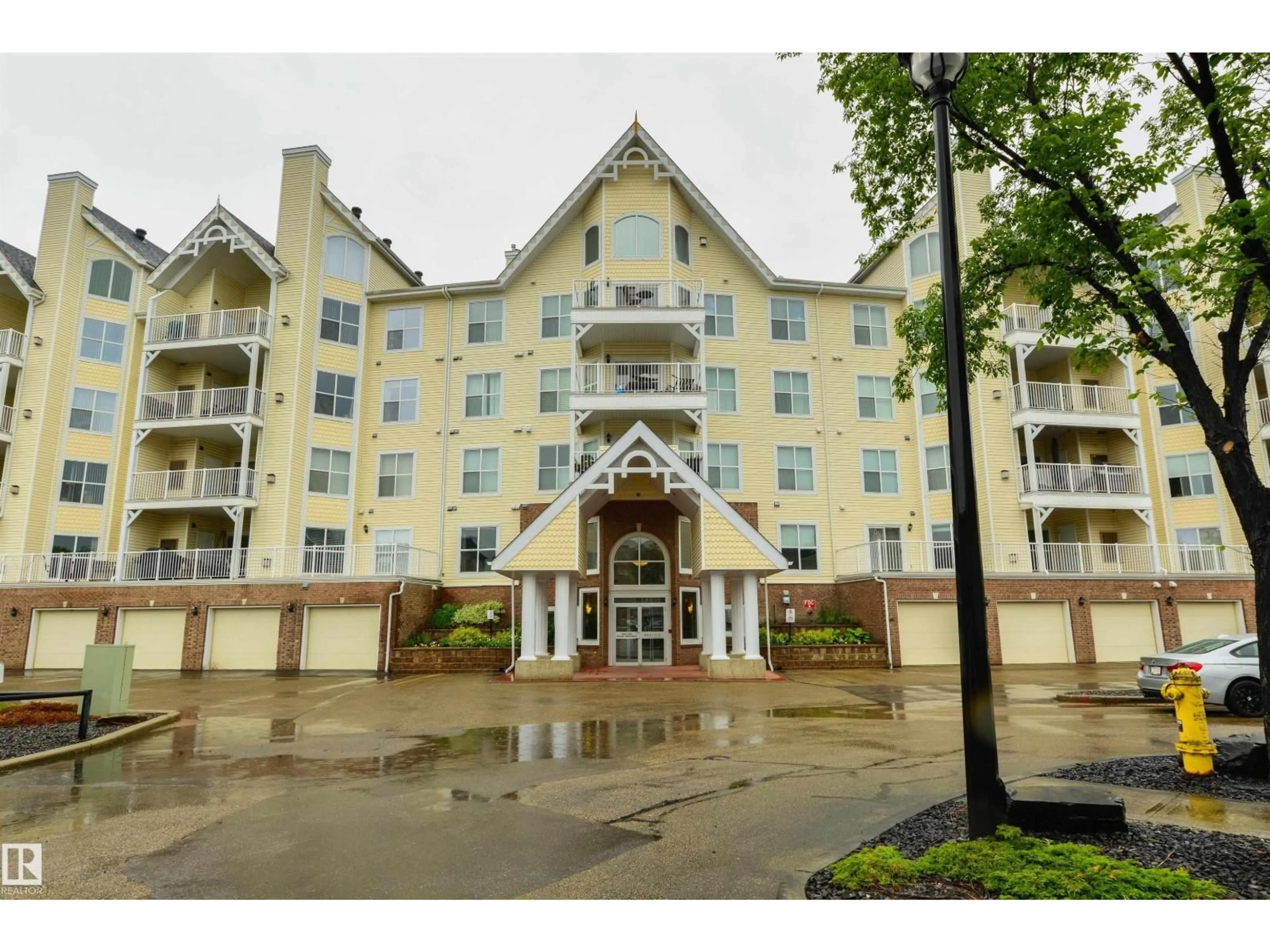 Indoor foyer for #402 - 10221 111 ST, Edmonton Alberta T5K2W5