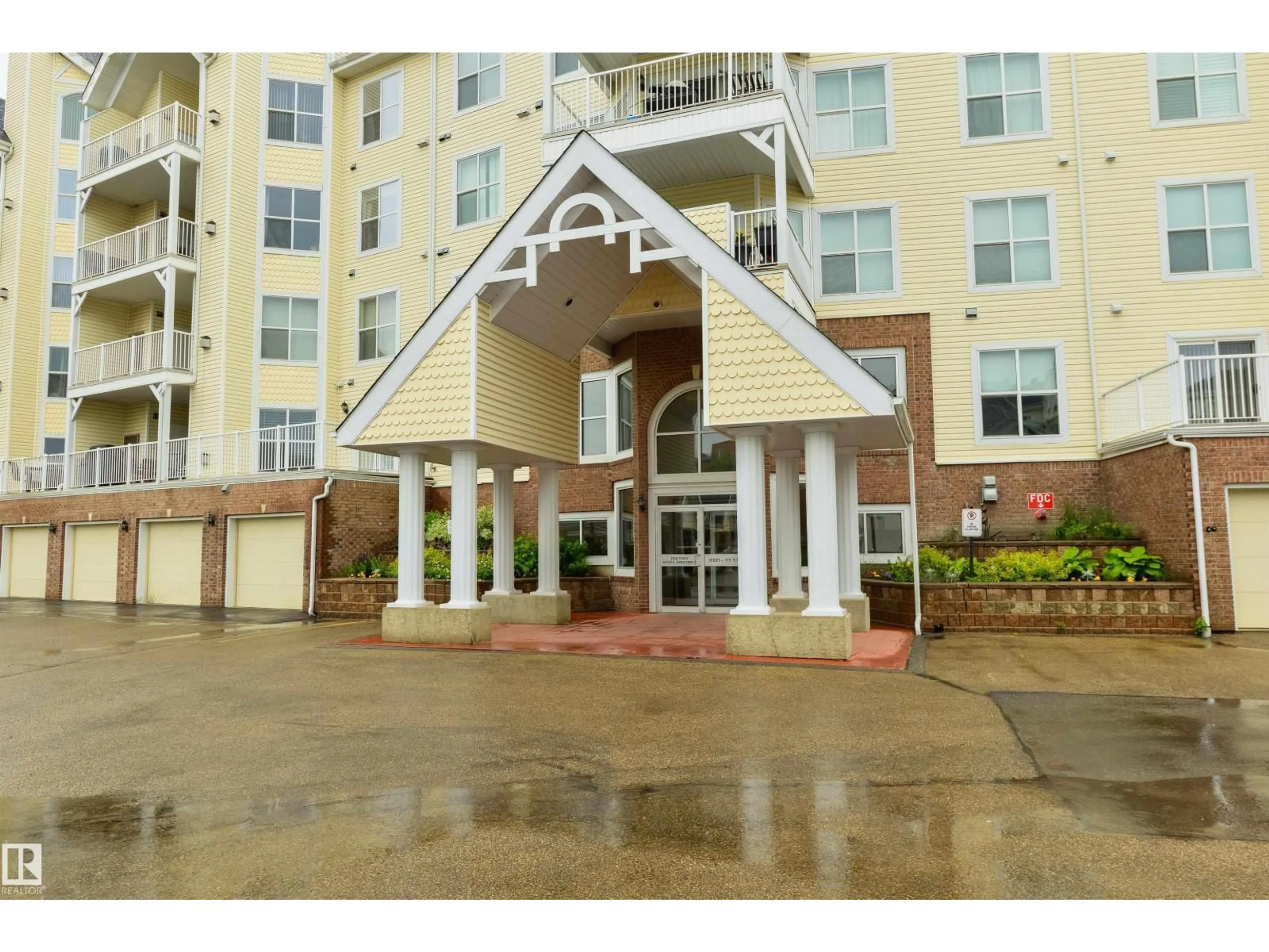 Indoor foyer for #402 - 10221 111 ST, Edmonton Alberta T5K2W5