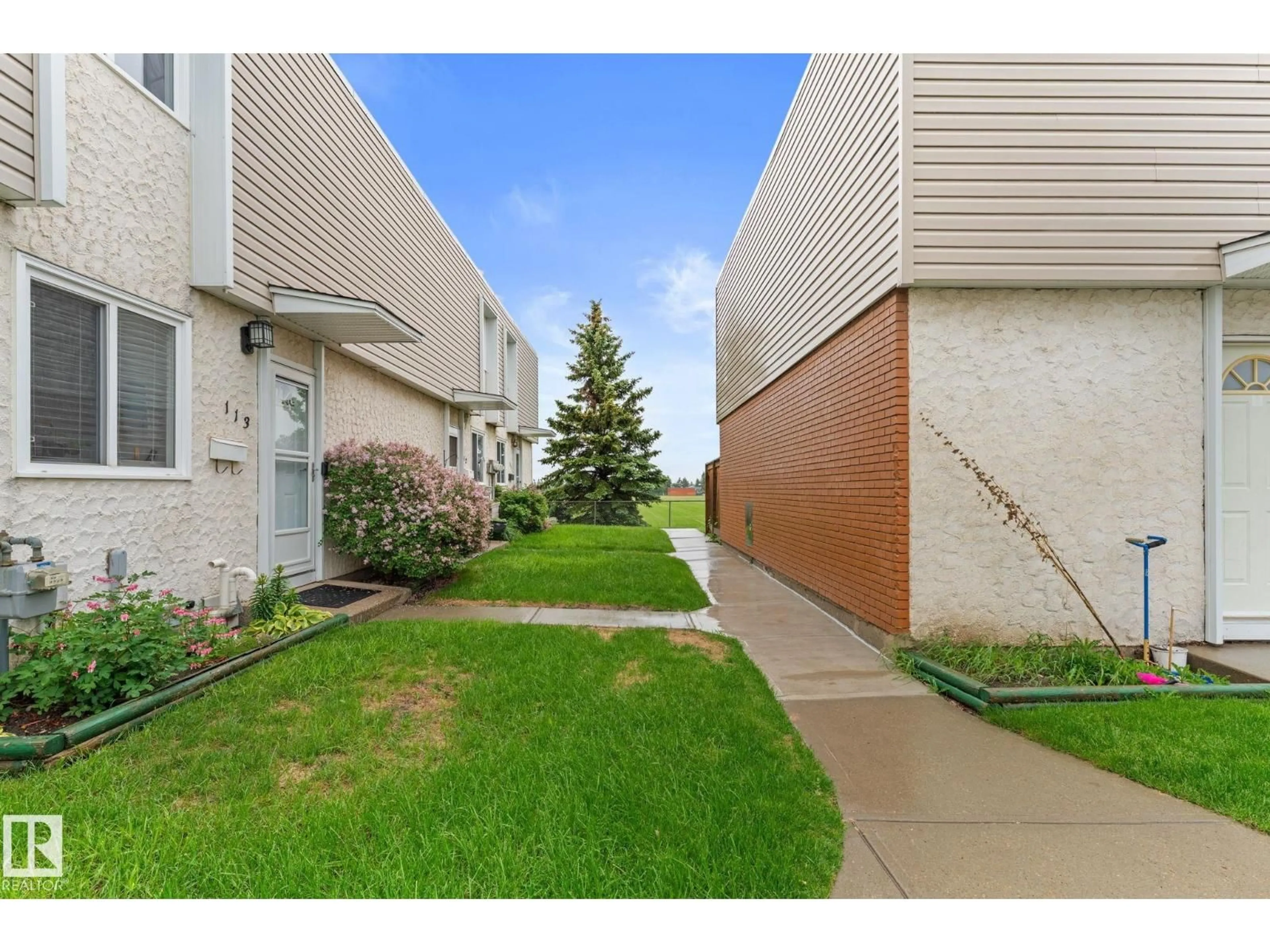 Patio, street for 111 CORNELL CO, Edmonton Alberta T5C3C3