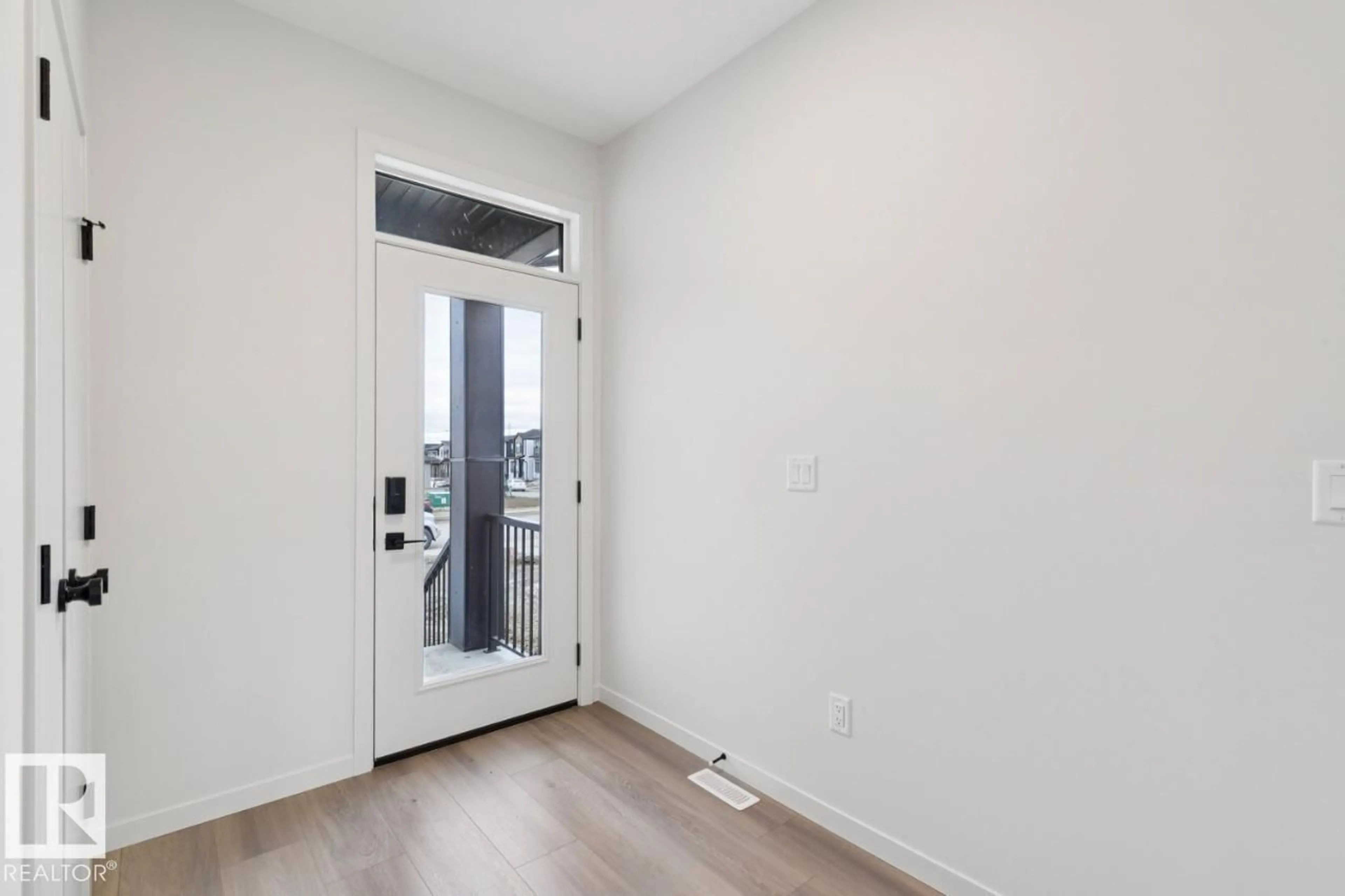 Indoor entryway for 7351 KLAPSTEIN CR, Edmonton Alberta T6W5R8