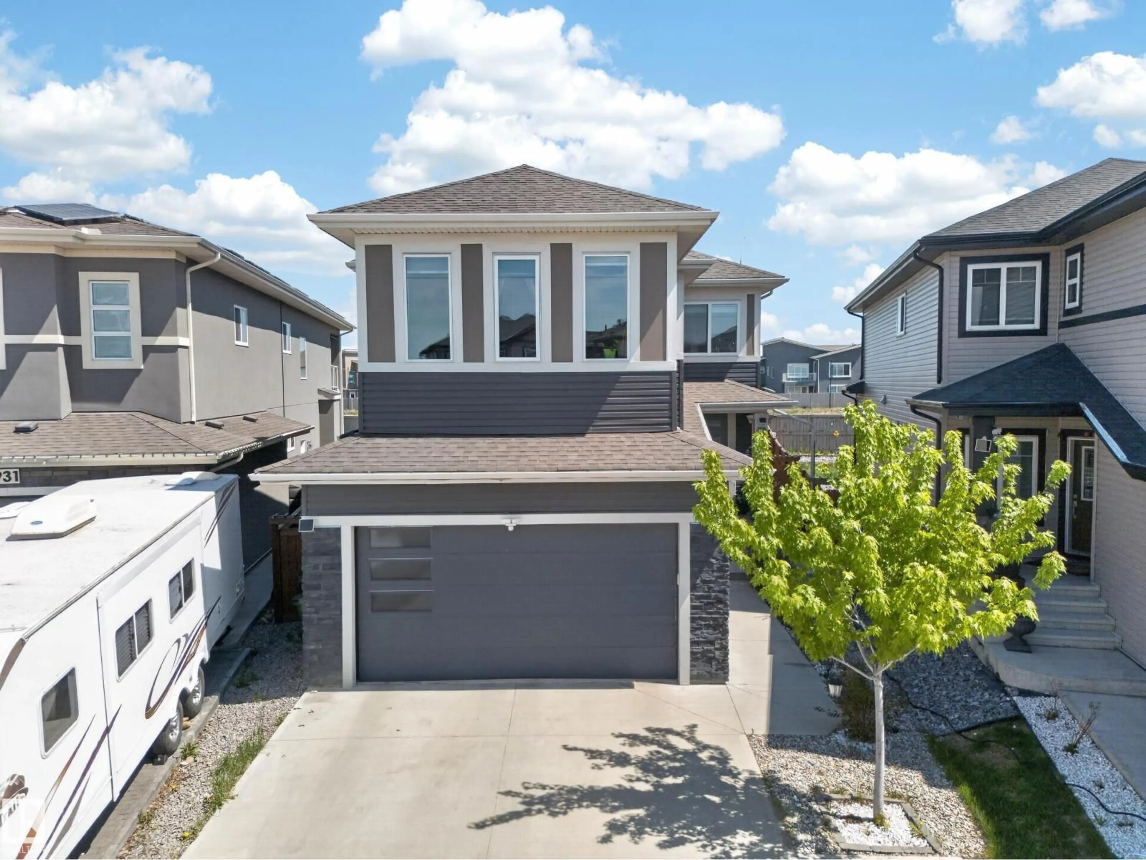 Home with vinyl exterior material, street for 1927 18 ST, Edmonton Alberta T6T2K9