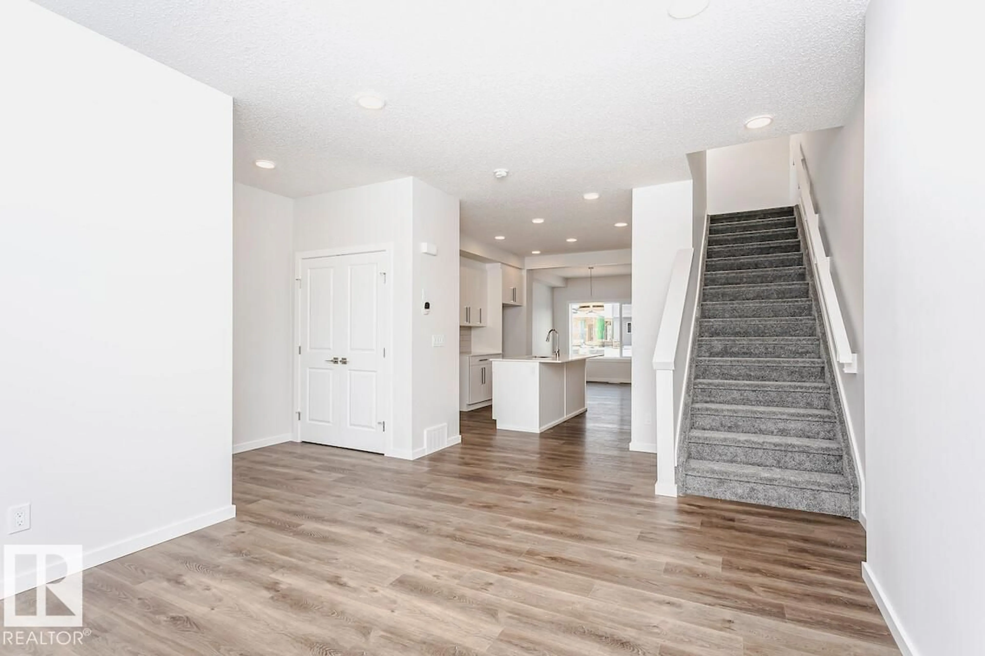 Indoor entryway for 322 HAWTHORN WY, Leduc Alberta T9E8S8
