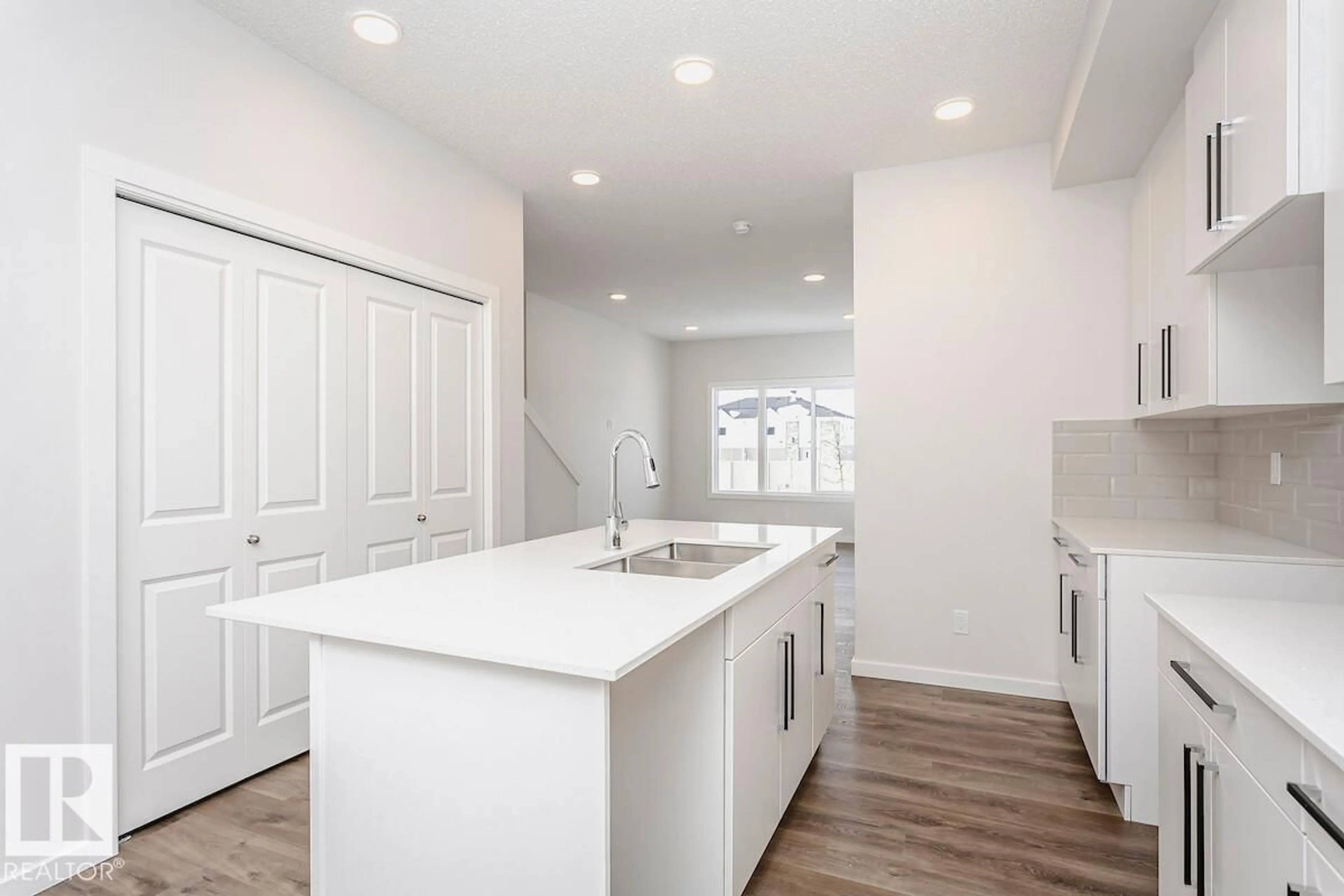 Open concept kitchen, unknown for 322 HAWTHORN WY, Leduc Alberta T9E8S8