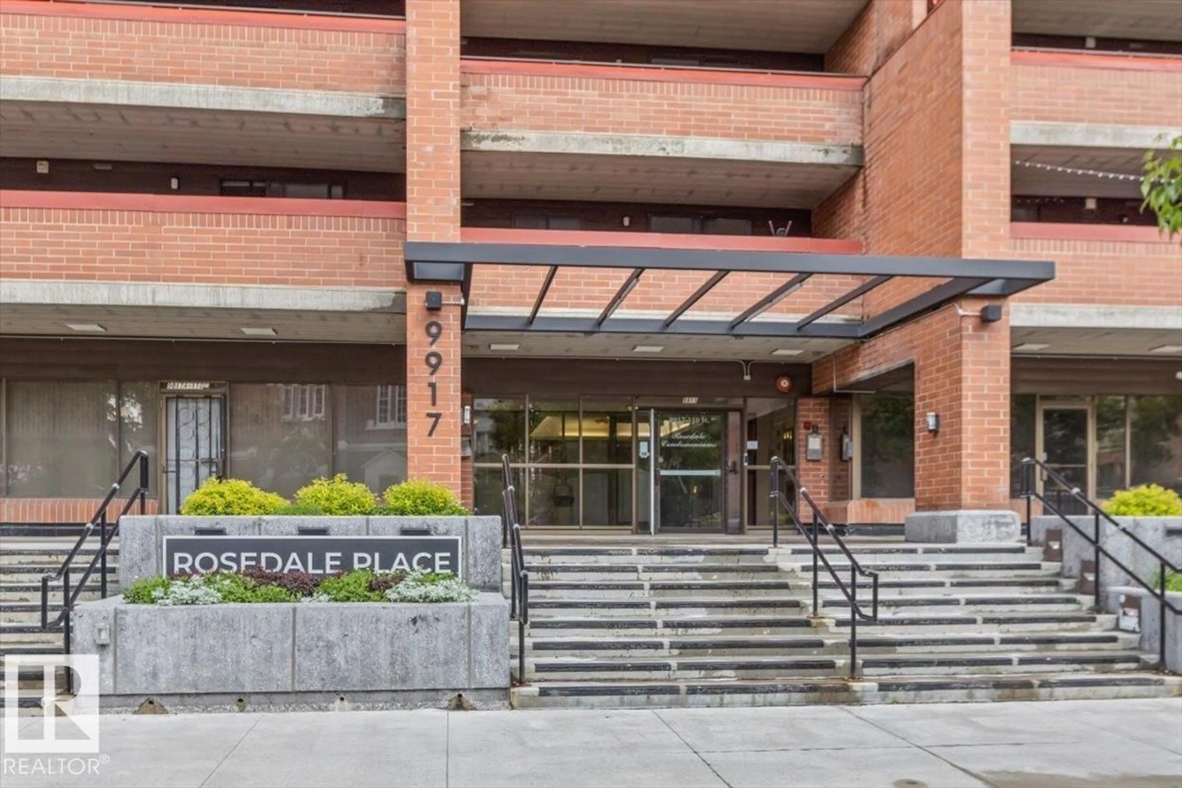 Indoor foyer for 501 - 9917 110 ST NW, Edmonton Alberta T5K2N4