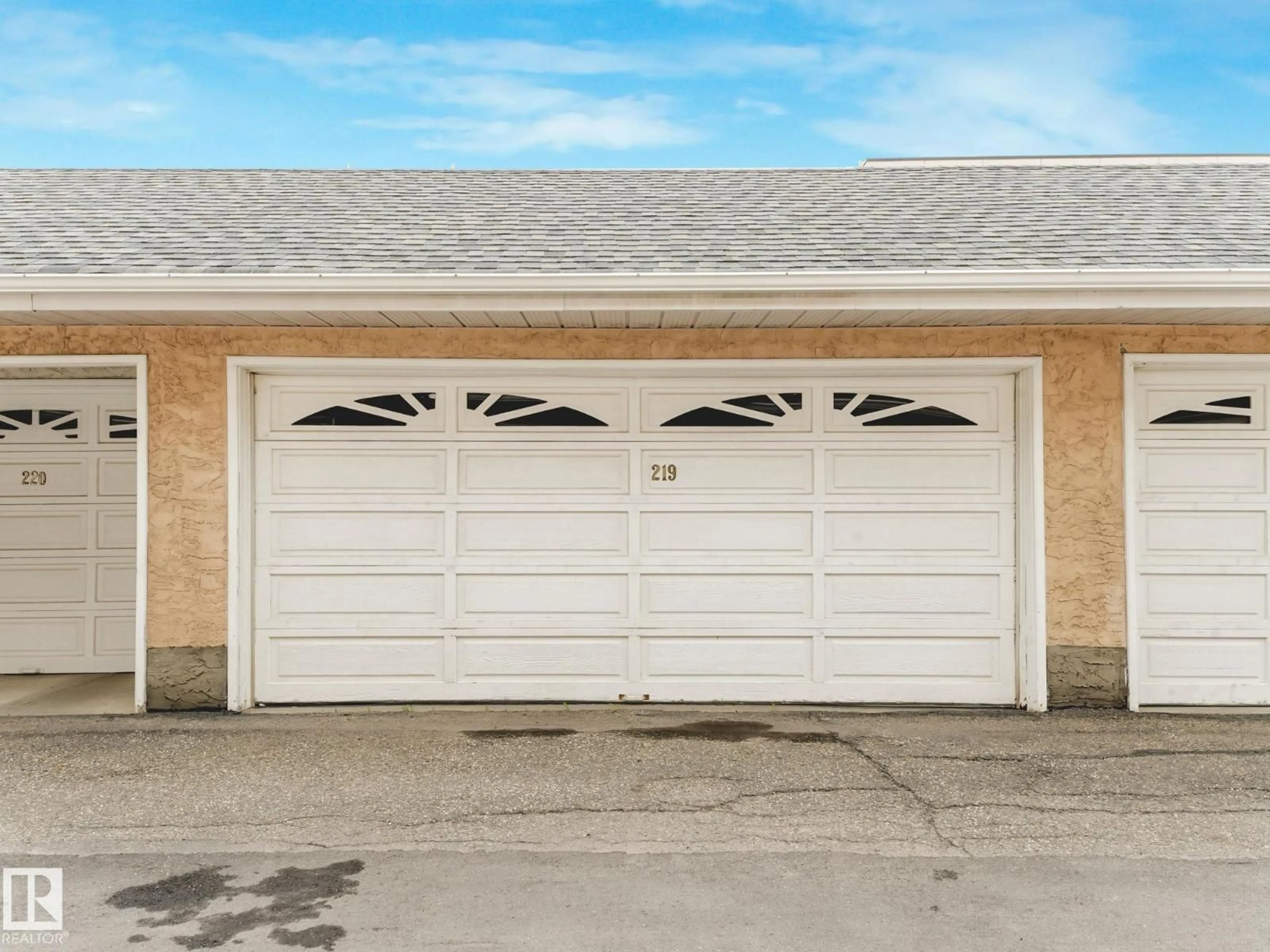 Indoor garage for 15499 - 330 CASTLE DOWNS RD, Edmonton Alberta T5X5Y3