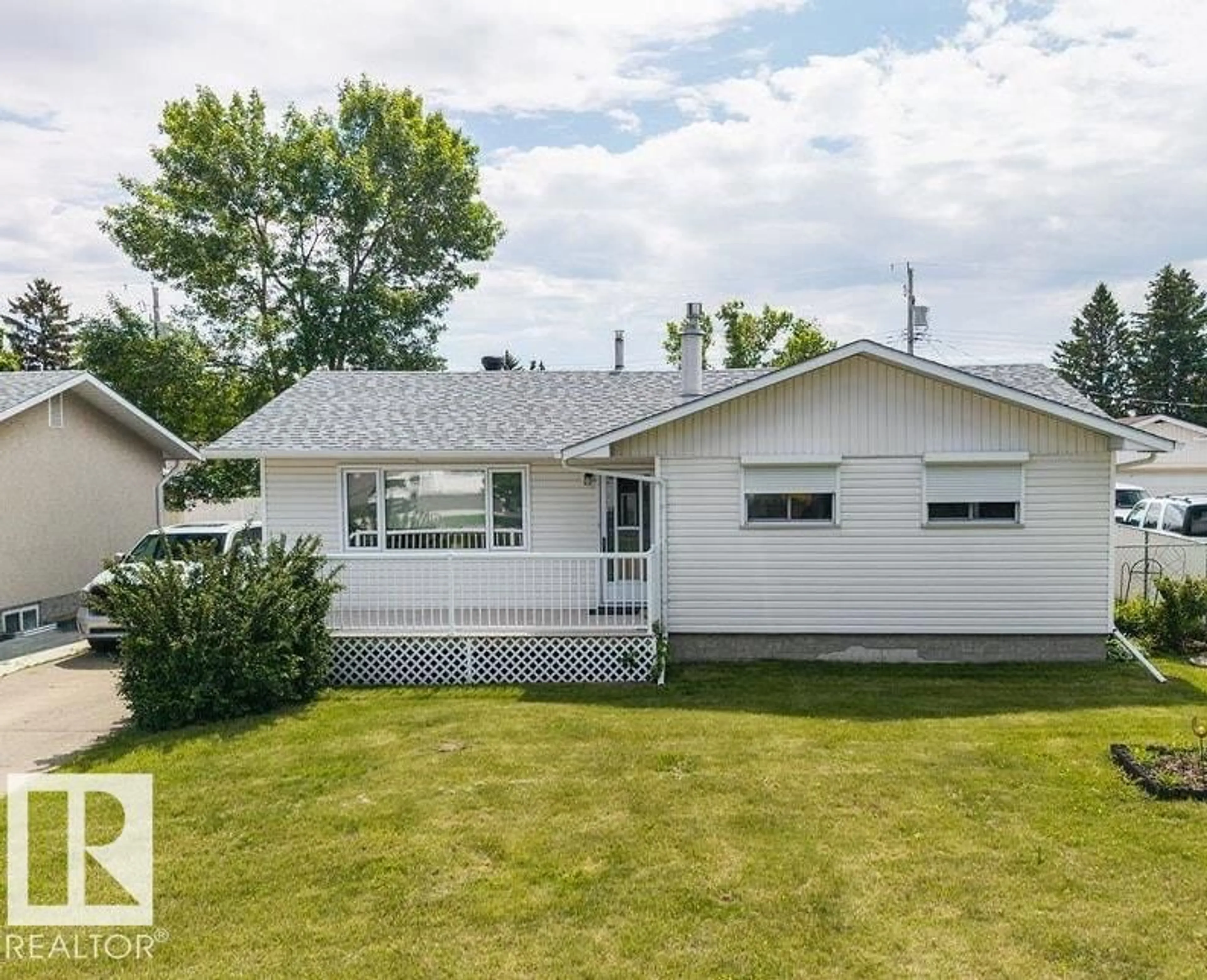 Home with vinyl exterior material, street for 794 BIRCH AV, Sherwood Park Alberta T8A1X3