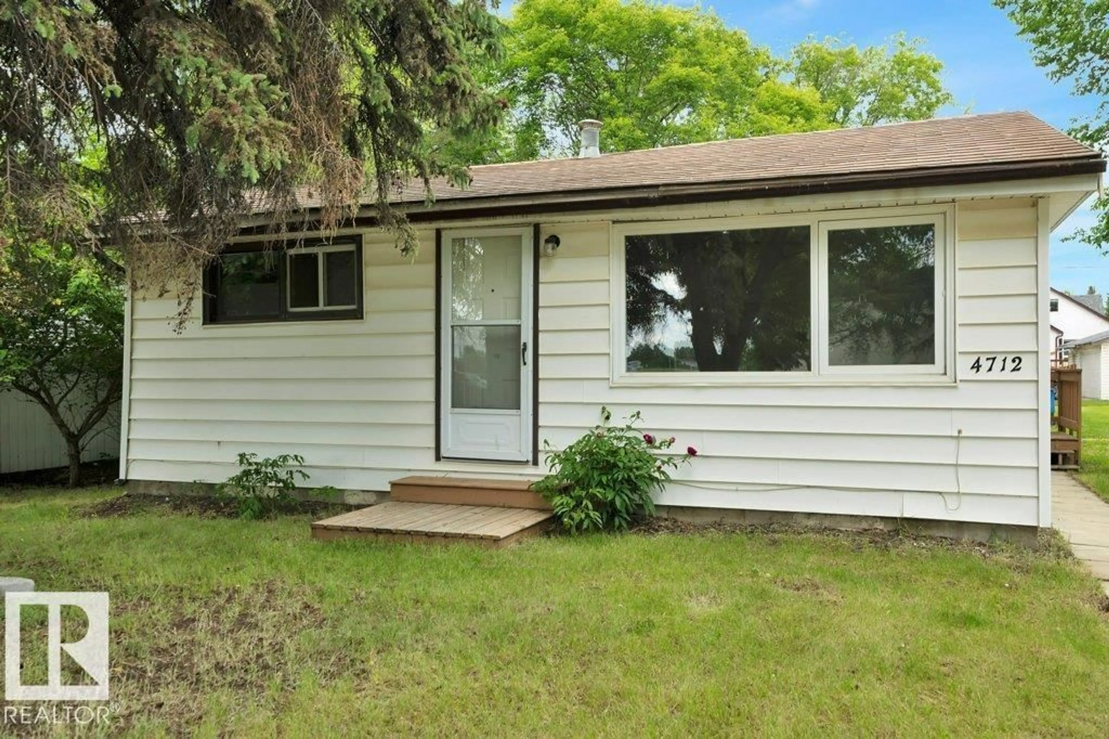 Home with vinyl exterior material, street for 4712 47 AV, Wetaskiwin Alberta T9A0J5