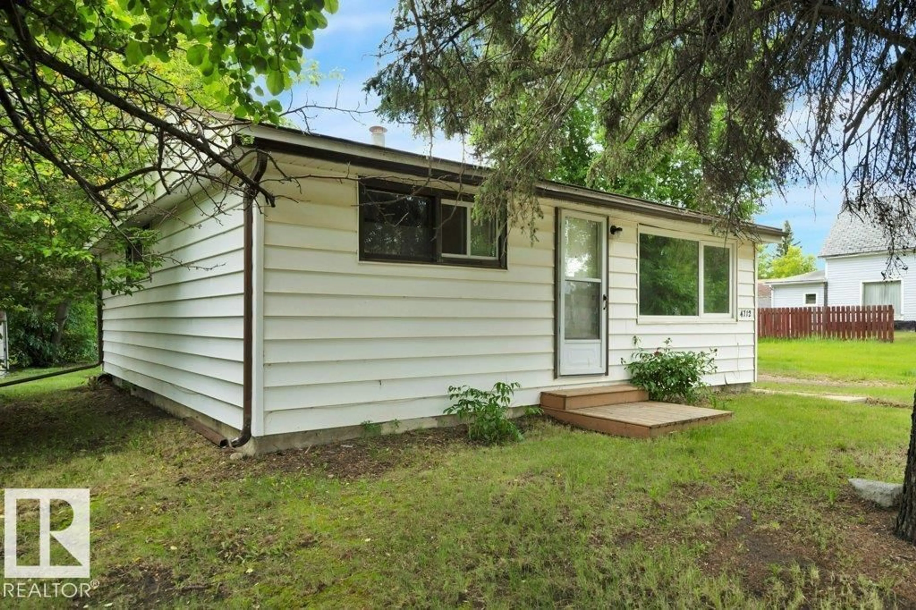 Home with vinyl exterior material, street for 4712 47 AV, Wetaskiwin Alberta T9A0J5