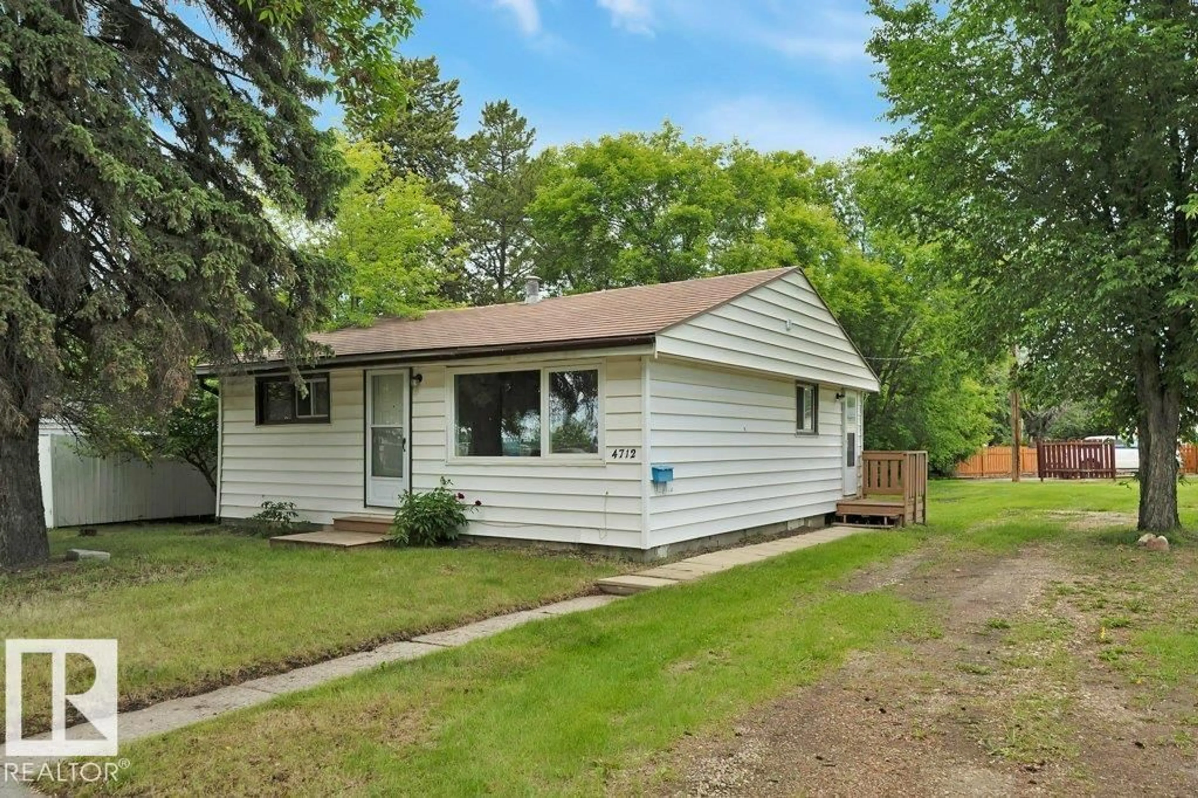 Home with vinyl exterior material, street for 4712 47 AV, Wetaskiwin Alberta T9A0J5