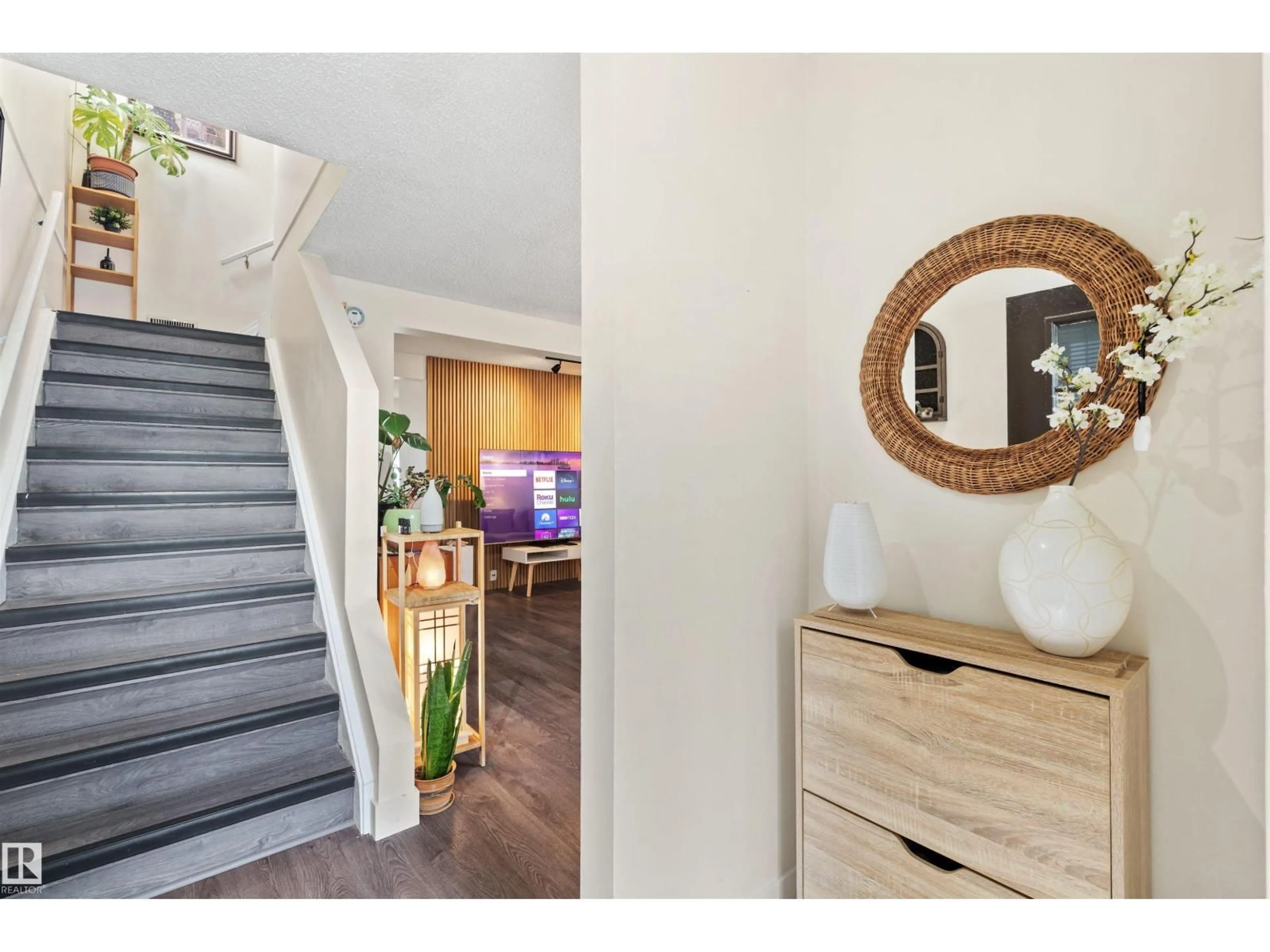 Indoor entryway for 359 KIRKPATRICK CR, Edmonton Alberta T6L5C9