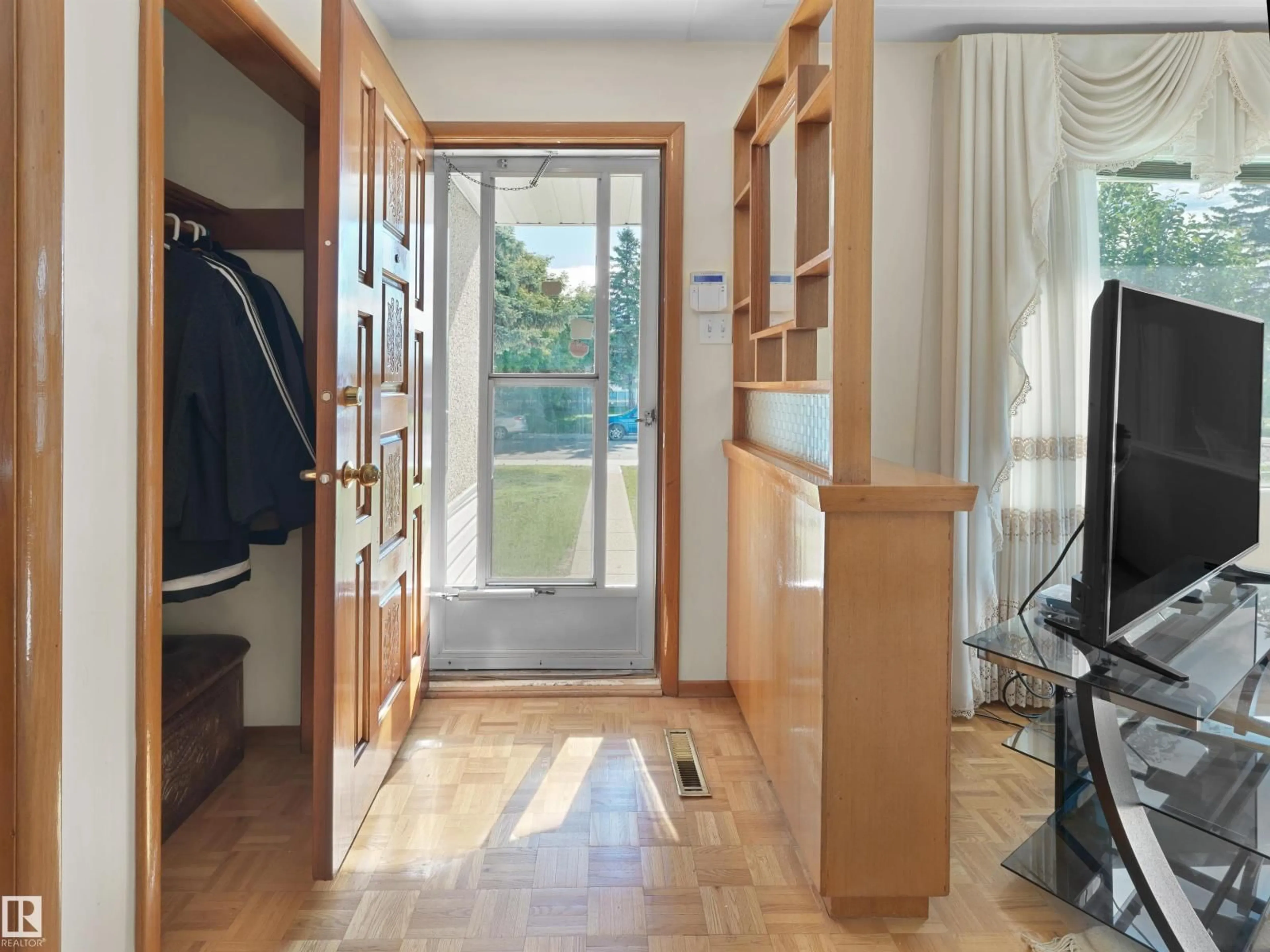 Indoor entryway for 12738 88 ST, Edmonton Alberta T5E3H1