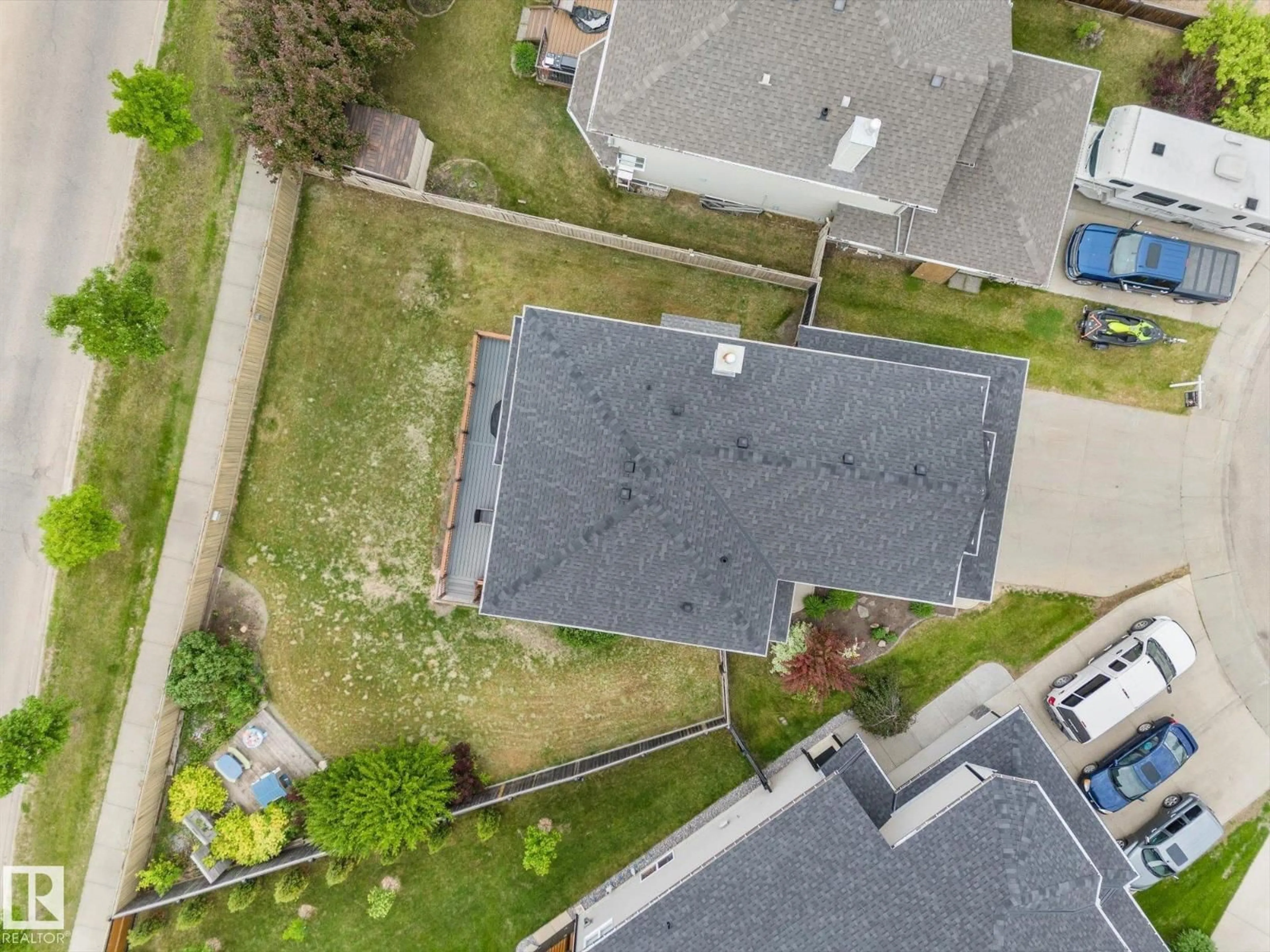 A pic from outside/outdoor area/front of a property/back of a property/a pic from drone, street for 19 HUXLEY CV, Spruce Grove Alberta T7X4S5