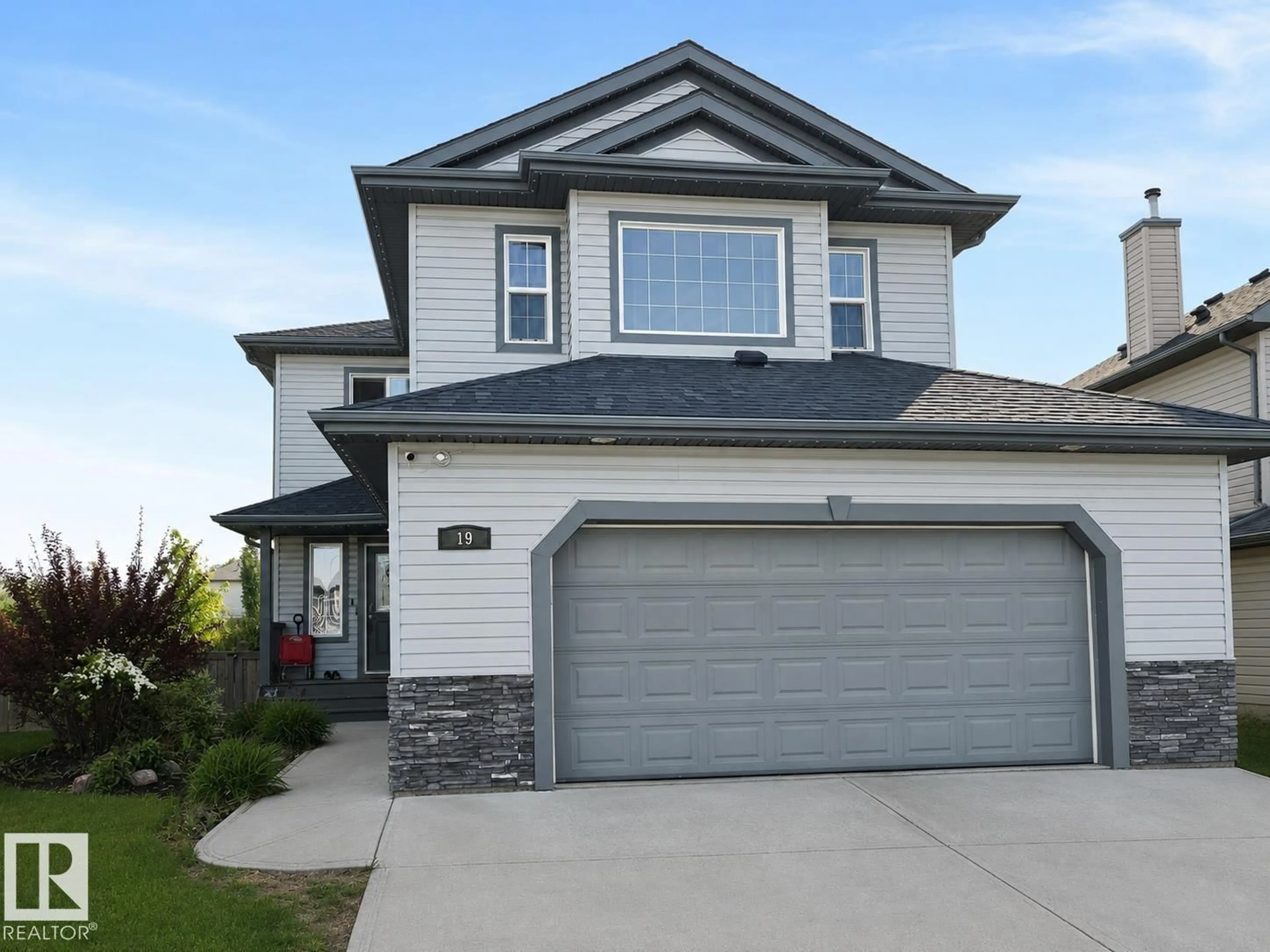 Home with vinyl exterior material, street for 19 HUXLEY CV, Spruce Grove Alberta T7X4S5
