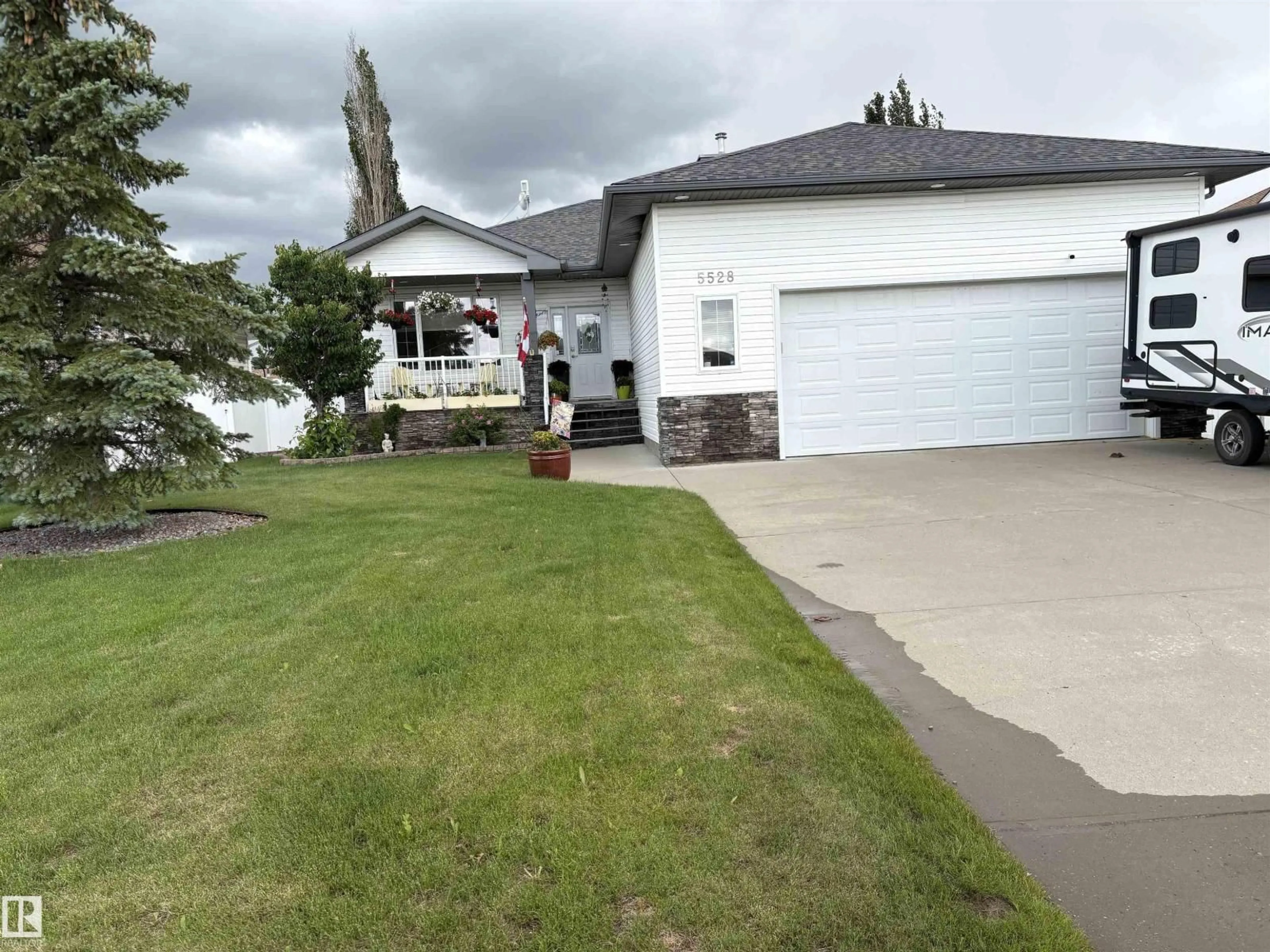 A pic from outside/outdoor area/front of a property/back of a property/a pic from drone, street for 5528 43 ST, Lamont Alberta T0B2R0