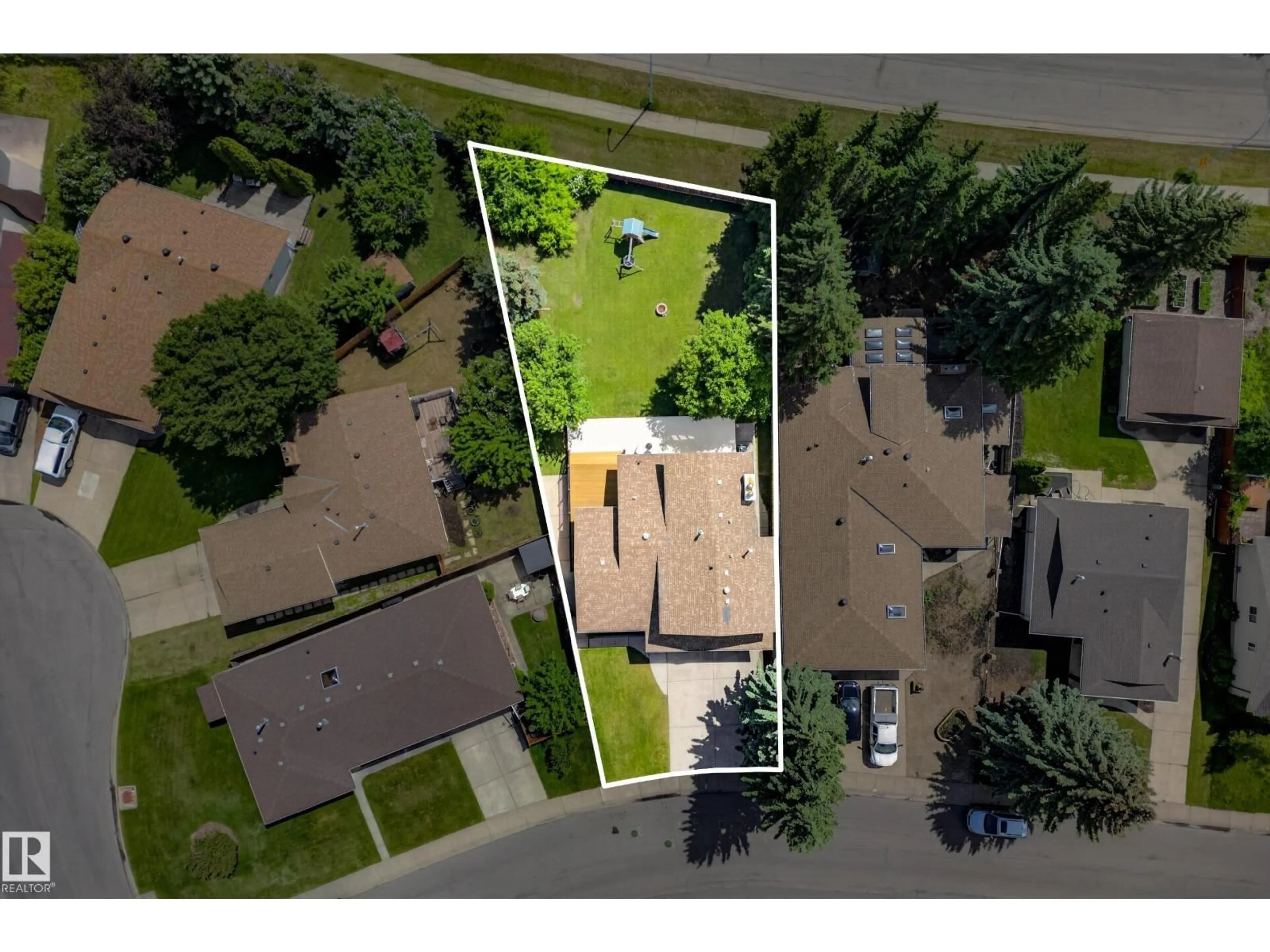 A pic from outside/outdoor area/front of a property/back of a property/a pic from drone, street for 55 EKOTA CR, Edmonton Alberta T6K2J6