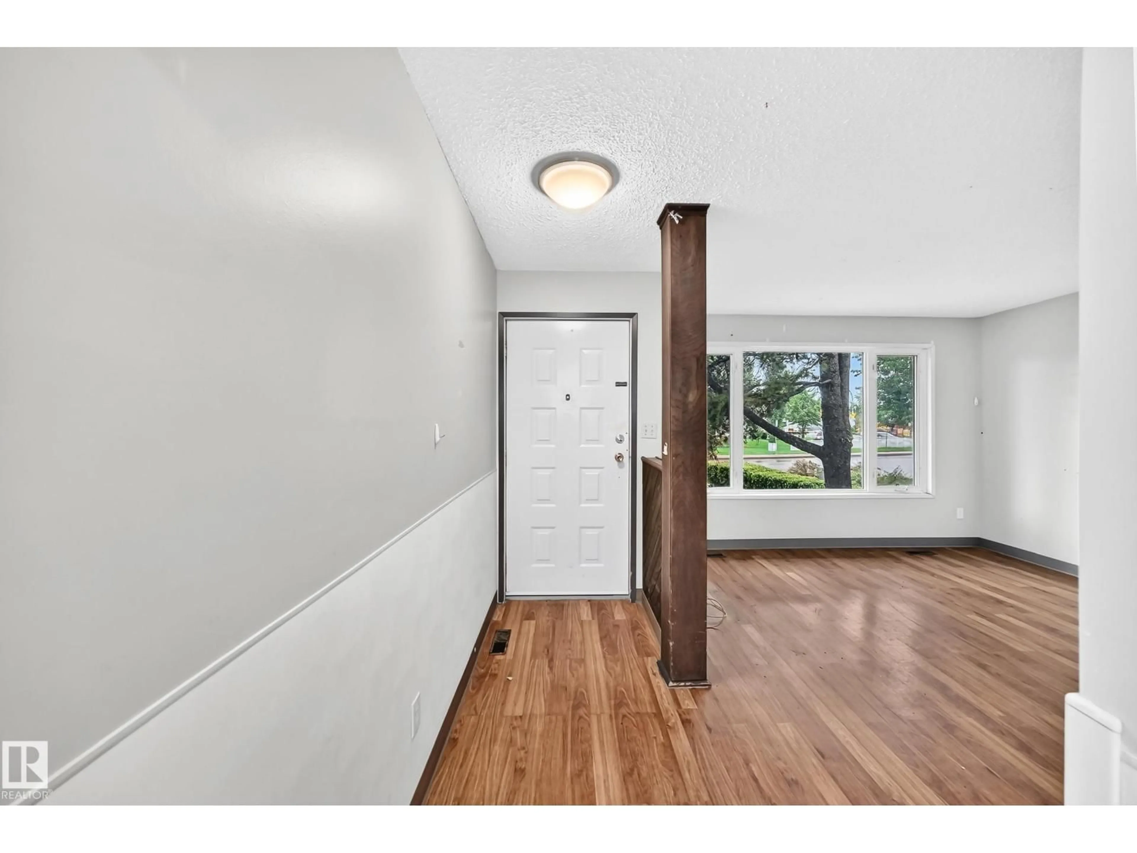 Indoor entryway for 1816 48 ST, Edmonton Alberta T6L2X6