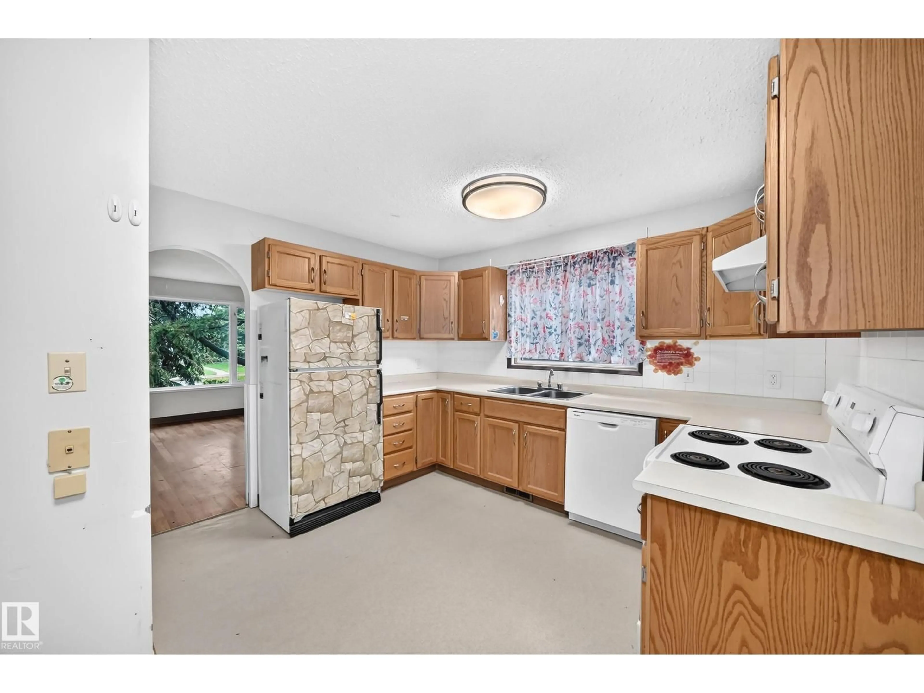Standard kitchen, ceramic/tile floor for 1816 48 ST, Edmonton Alberta T6L2X6