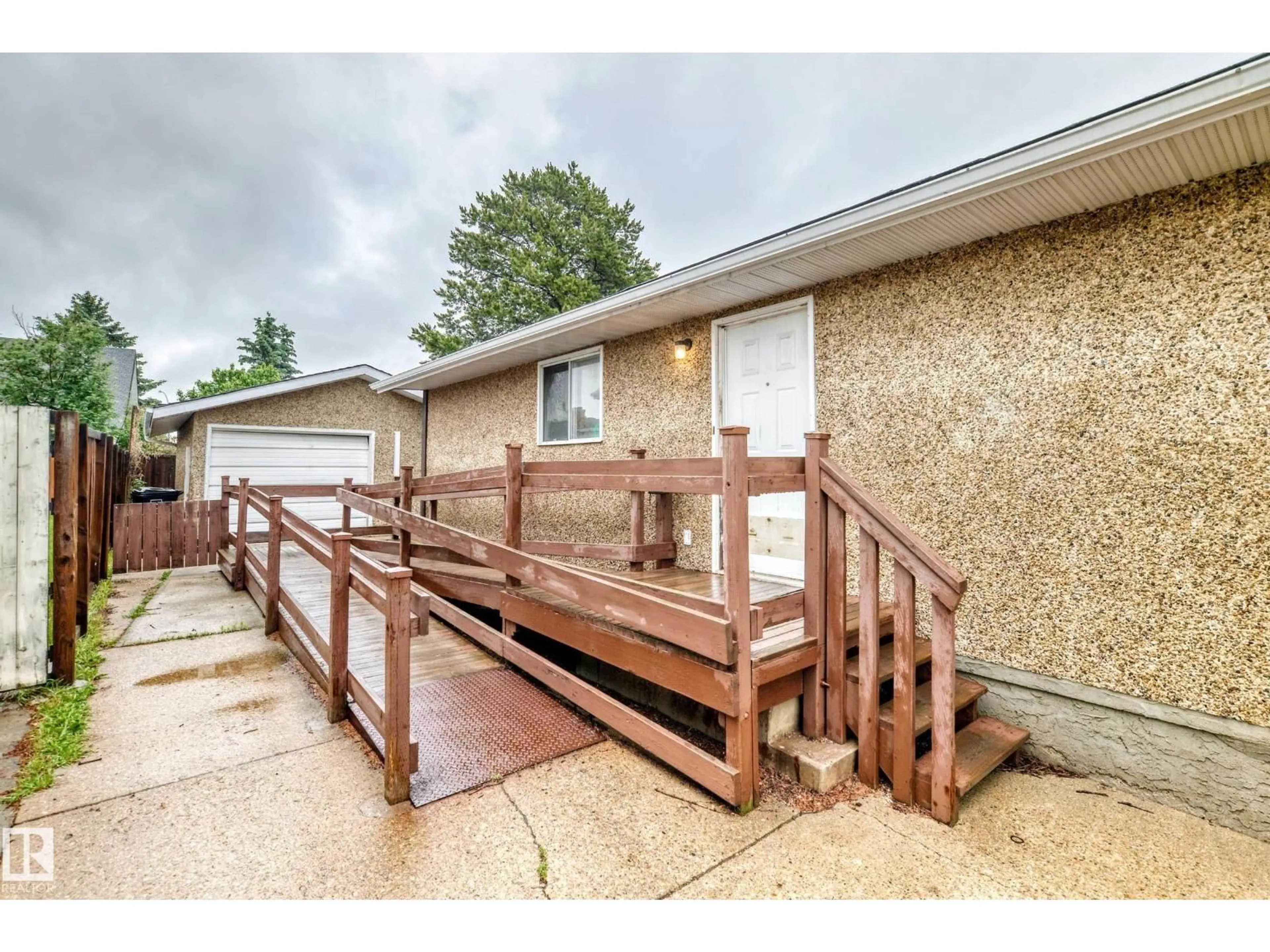 Patio, unknown for 2071 49A ST, Edmonton Alberta T6L2W9