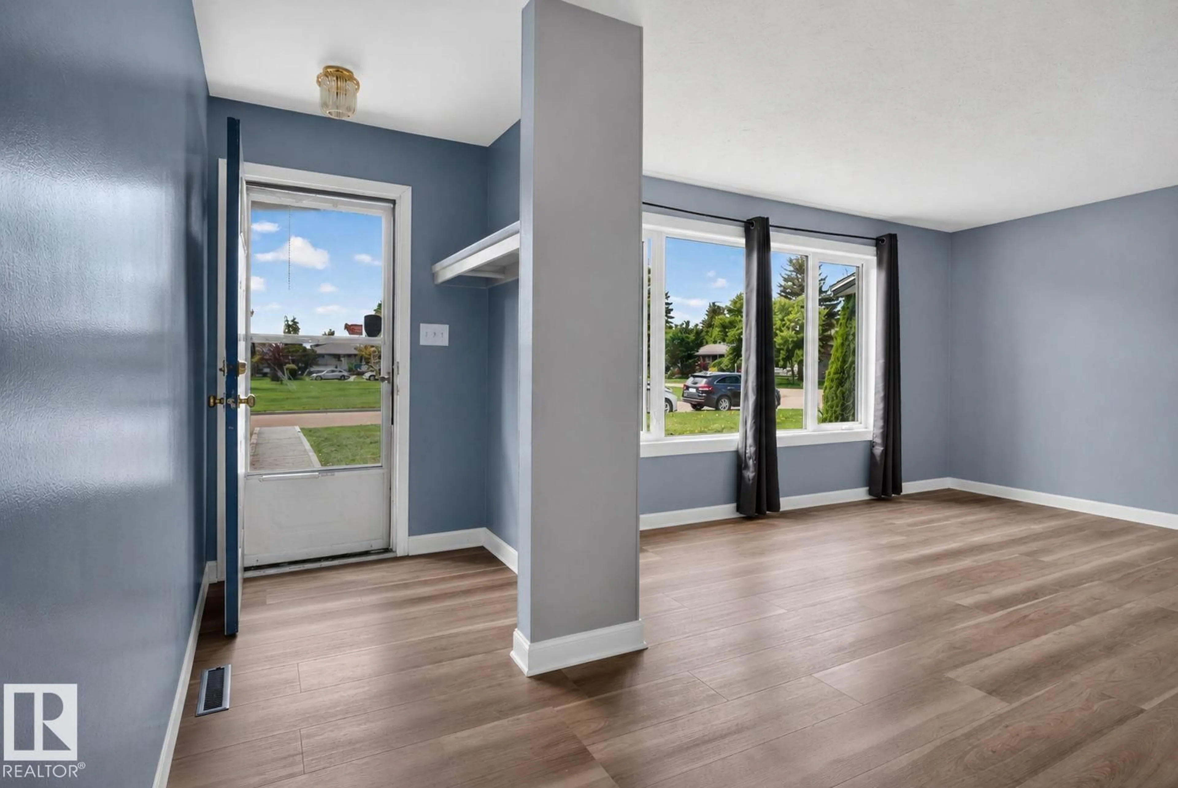 Indoor entryway for 13431 109 ST, Edmonton Alberta T5E4Y6