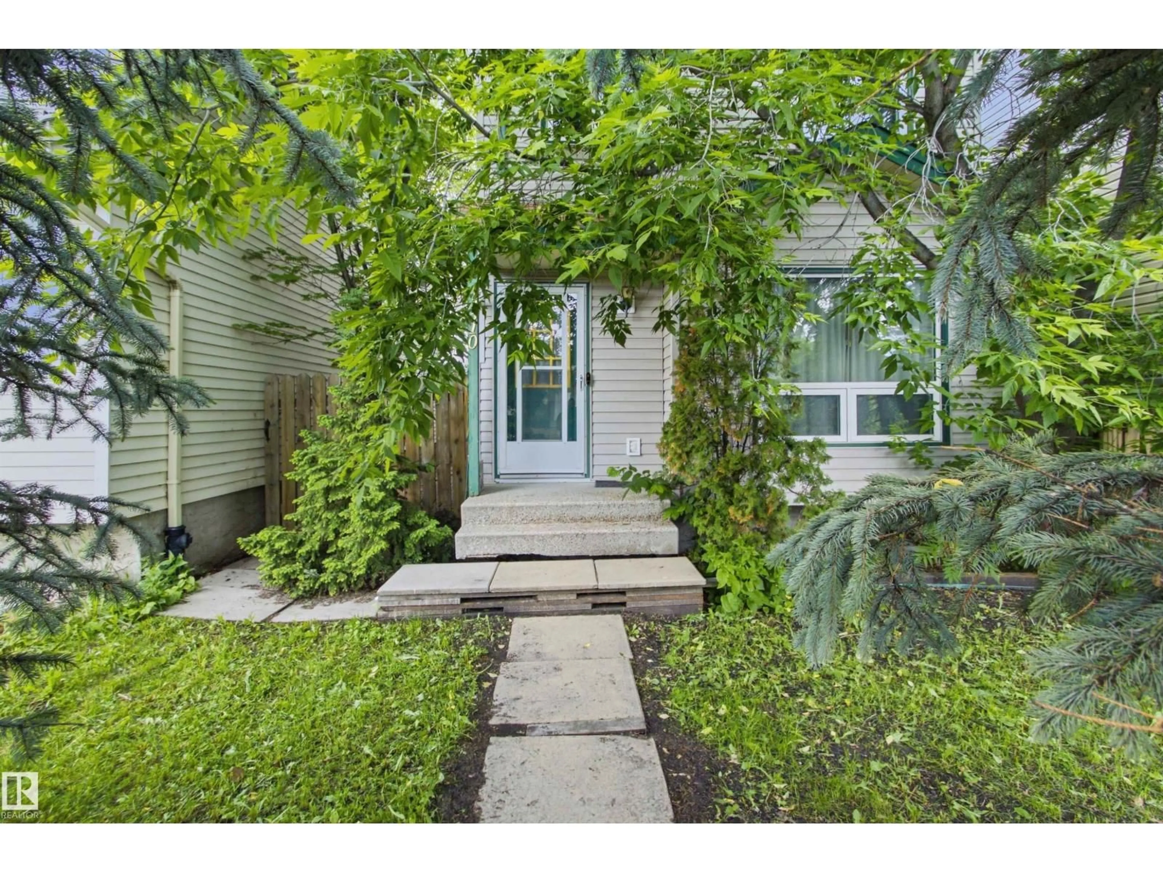 Indoor entryway for 3310 48 ST, Edmonton Alberta T6L4J1