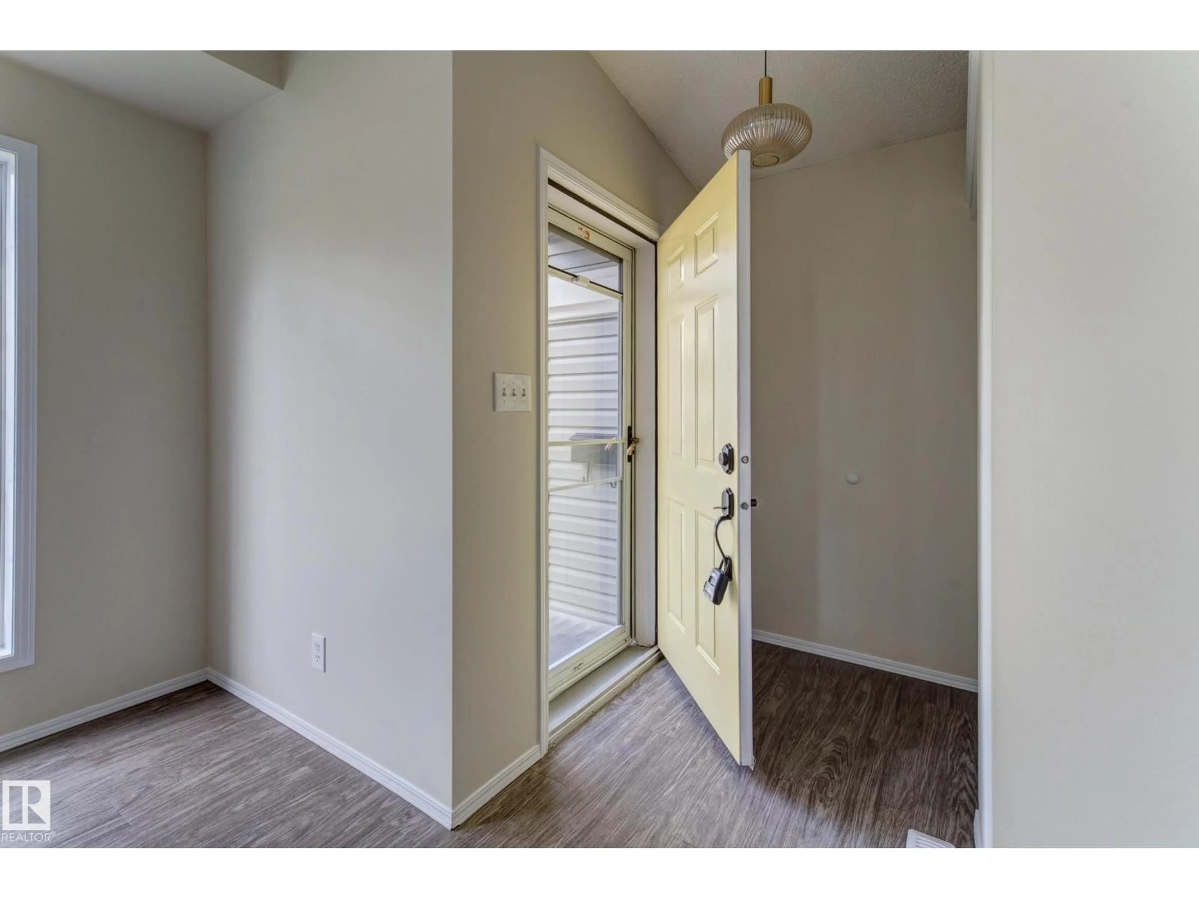 Indoor entryway for 1523 JARVIS CR, Edmonton Alberta T6L6S4