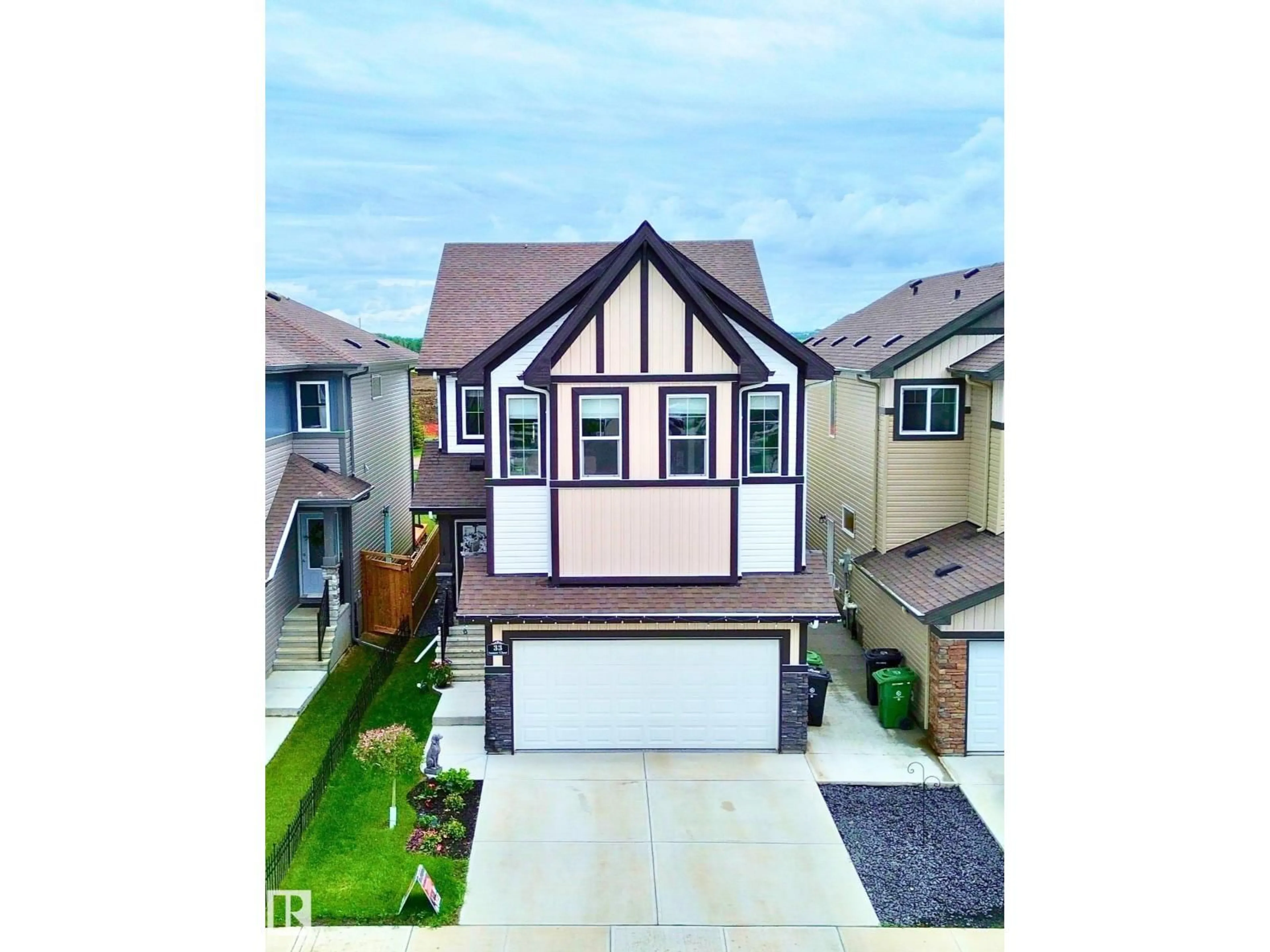 Home with vinyl exterior material, street for 33 SUMAC CL, Fort Saskatchewan Alberta T8H0Z9