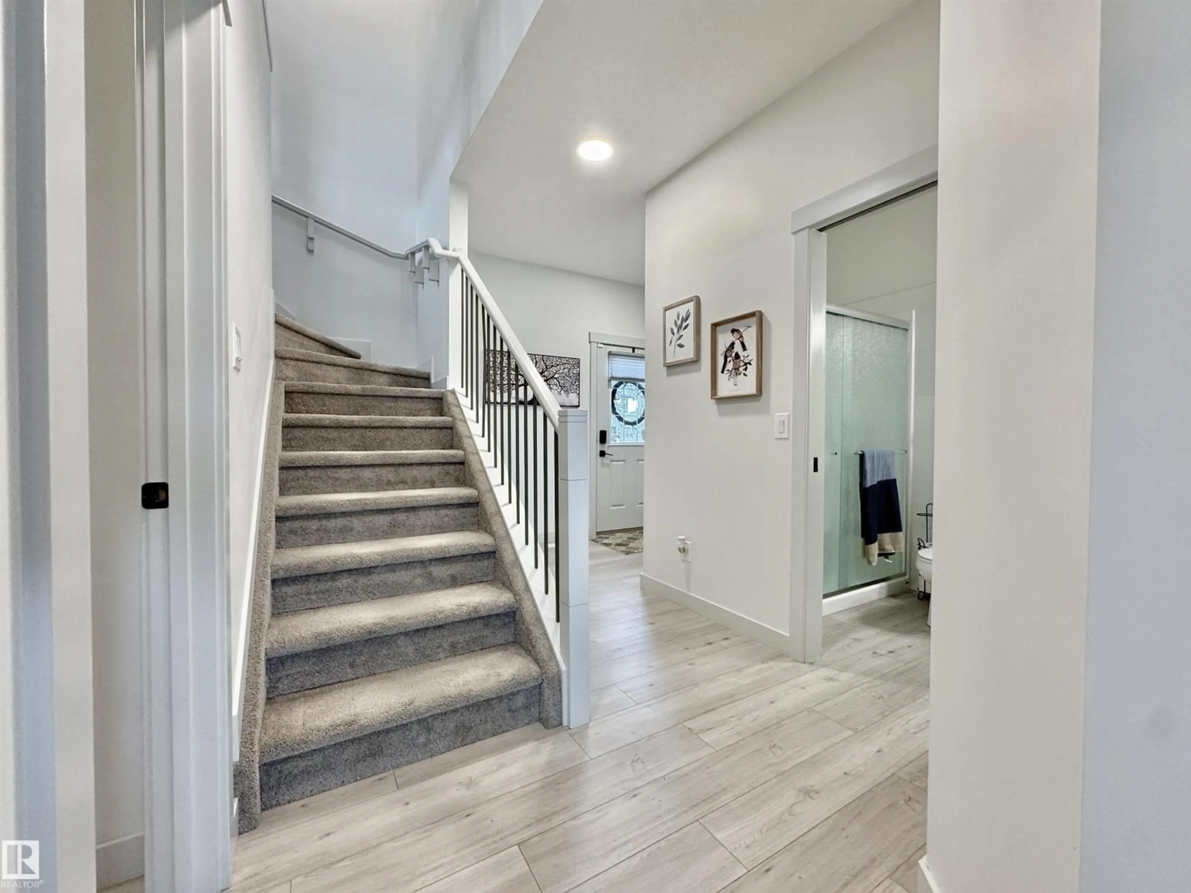 Indoor foyer for 33 SUMAC CL, Fort Saskatchewan Alberta T8H0Z9