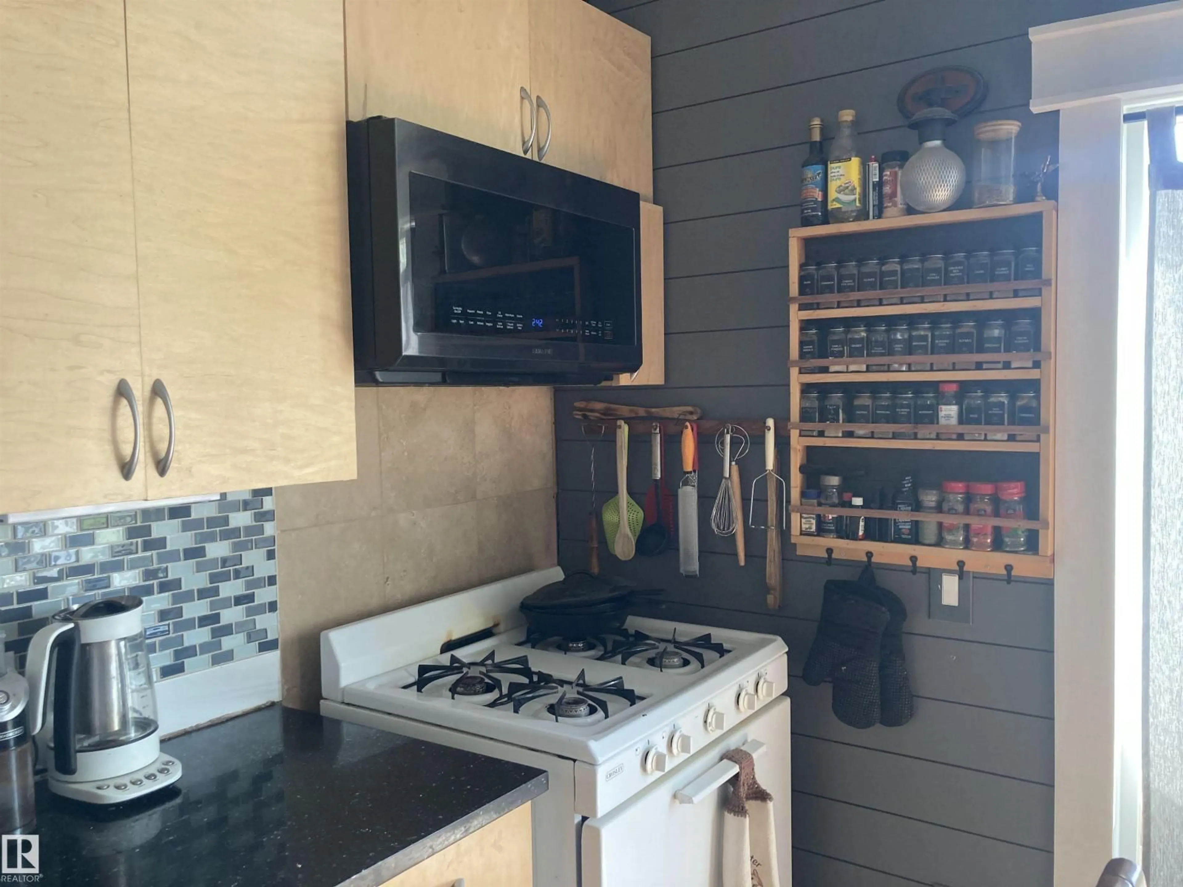 Standard kitchen, unknown for 6129 TWP ROAD 540, Rural Lac Ste. Anne County Alberta T0E0L0