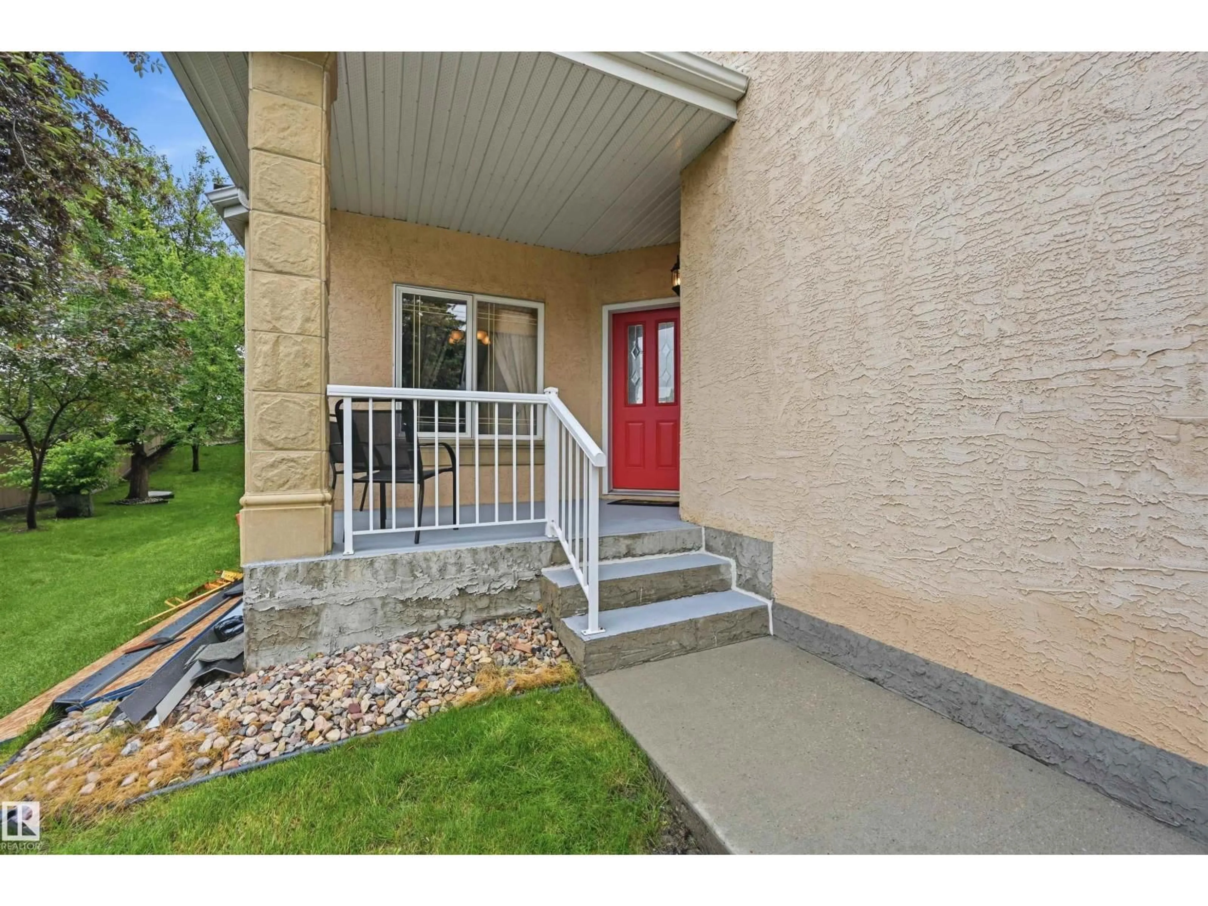 Indoor entryway for 577 BUTTERWORTH WY, Edmonton Alberta T6R2Y2
