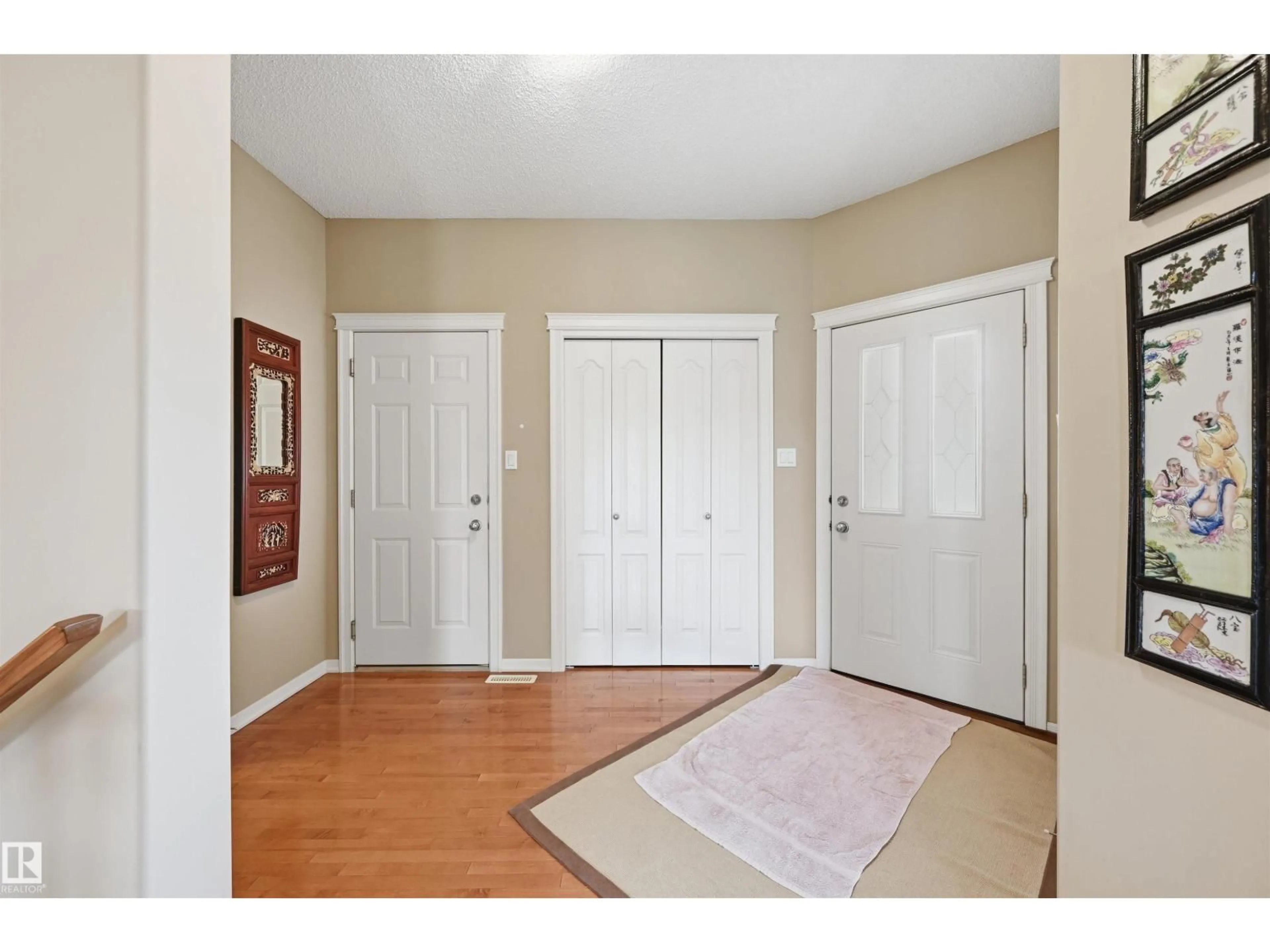 Indoor entryway for 577 BUTTERWORTH WY, Edmonton Alberta T6R2Y2