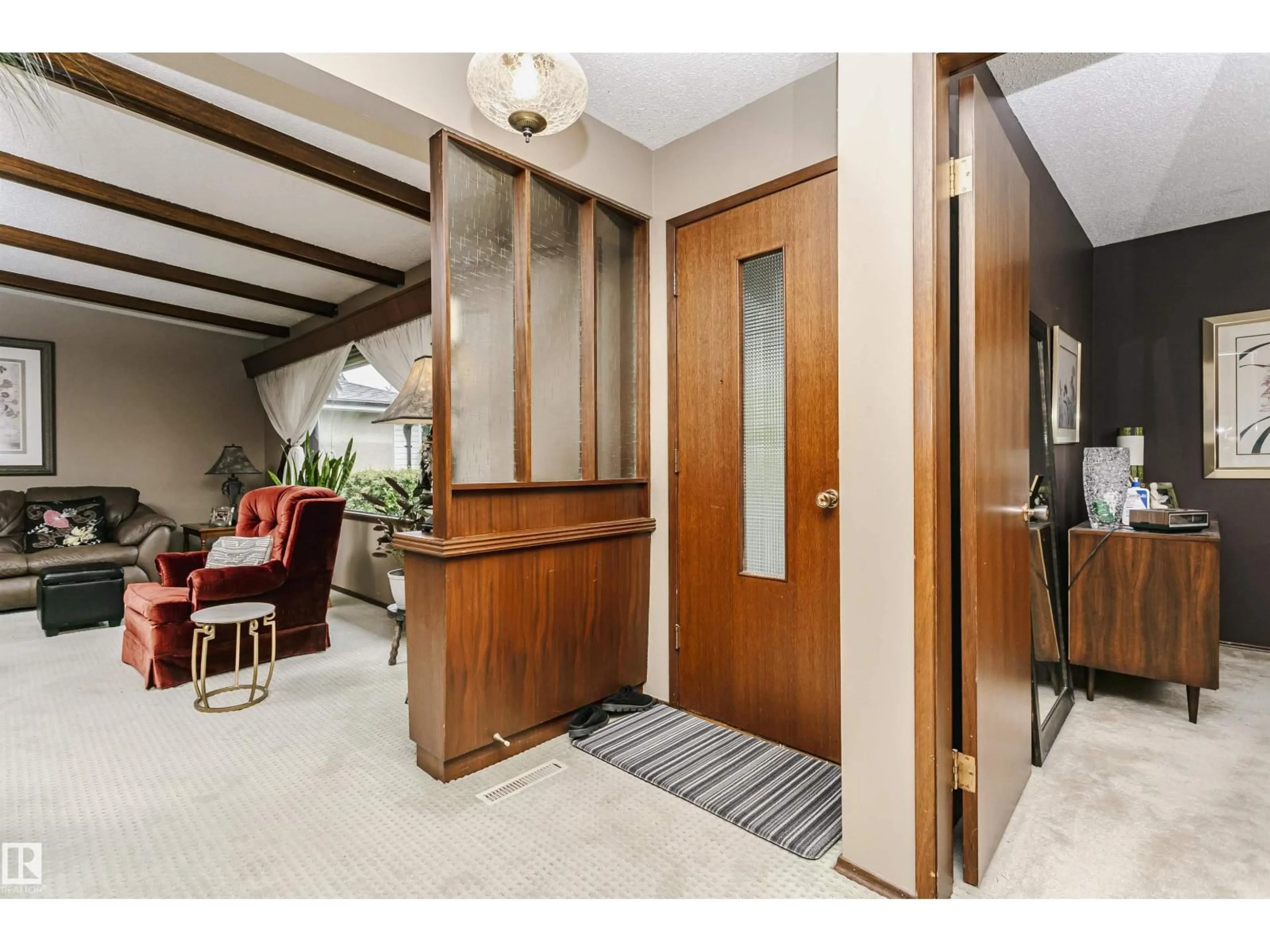 Indoor foyer for 14231 80 ST NW, Edmonton Alberta T5C1L7