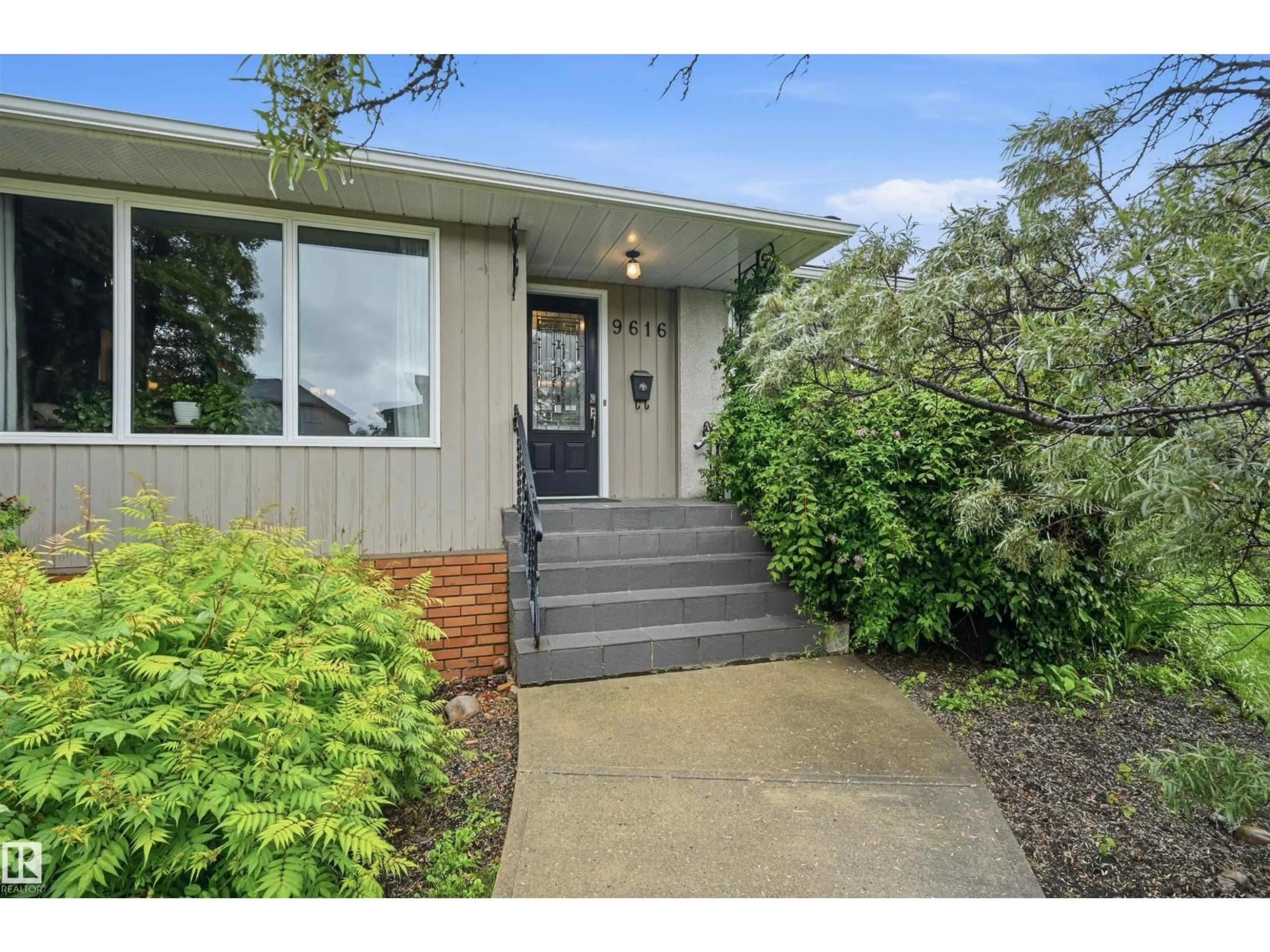 Indoor entryway for NW - 9616 146 ST, Edmonton Alberta T5N2Z1