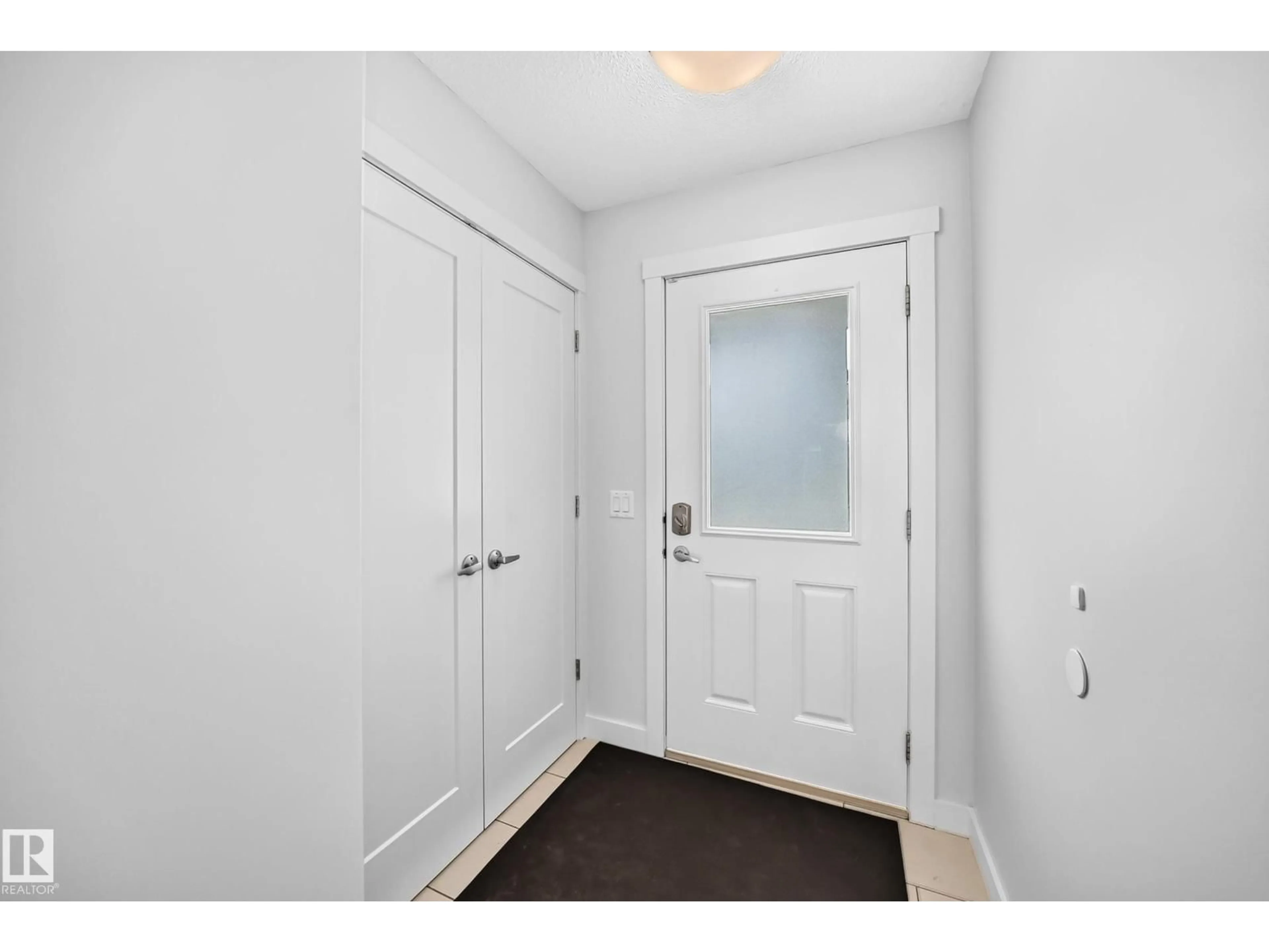 Indoor entryway for 2433 GLENRIDDING BV, Edmonton Alberta T6W2W7