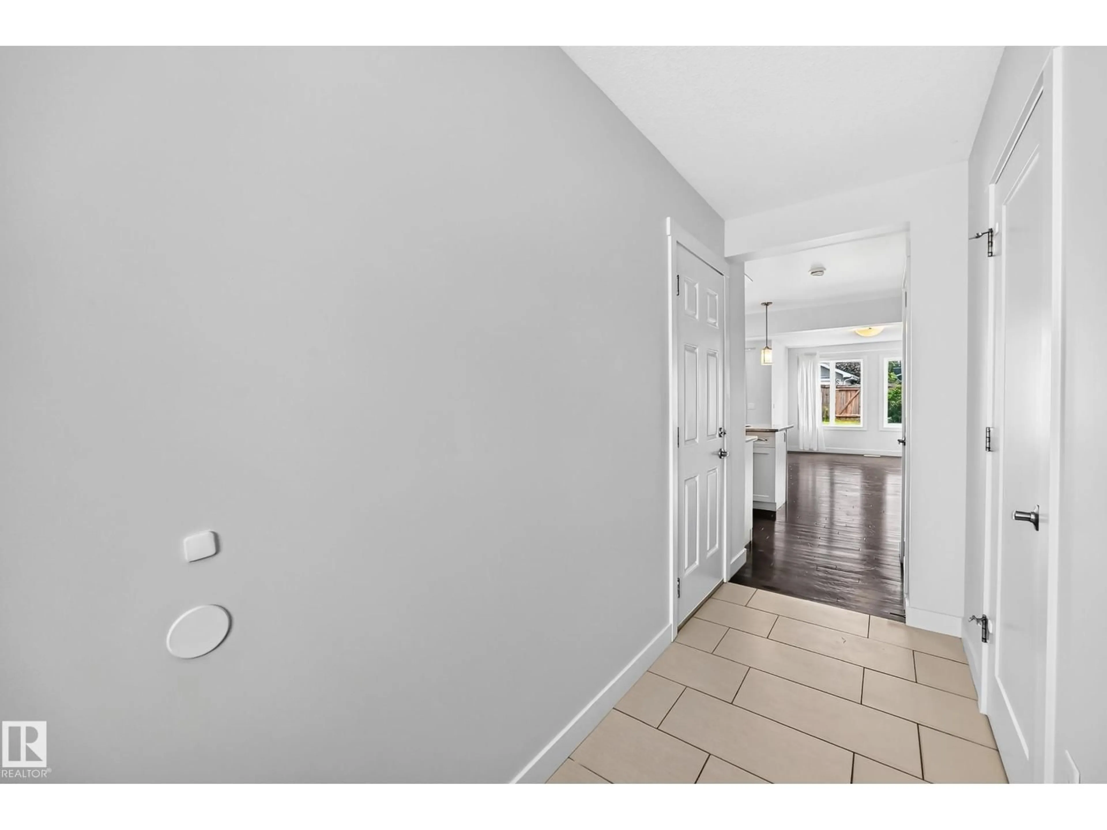 Indoor entryway for 2433 GLENRIDDING BV, Edmonton Alberta T6W2W7