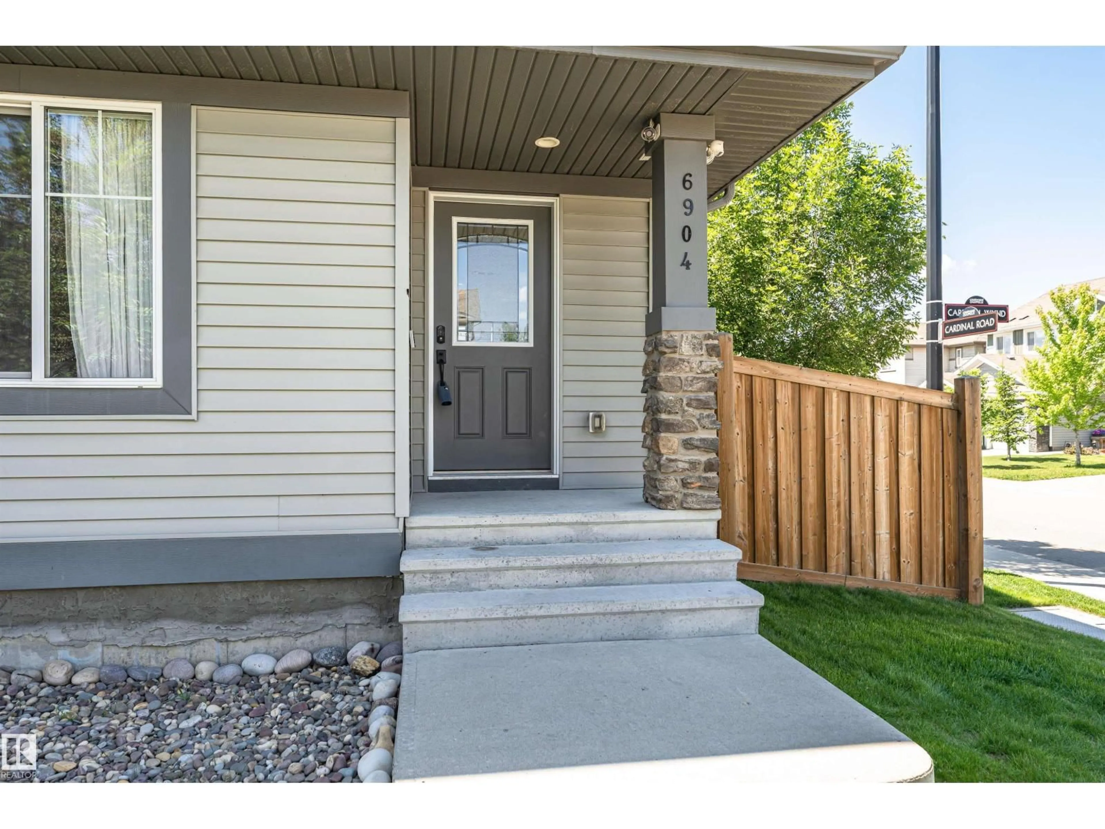 Indoor entryway for 6904 CARDINAL WD, Edmonton Alberta T6W2Y4