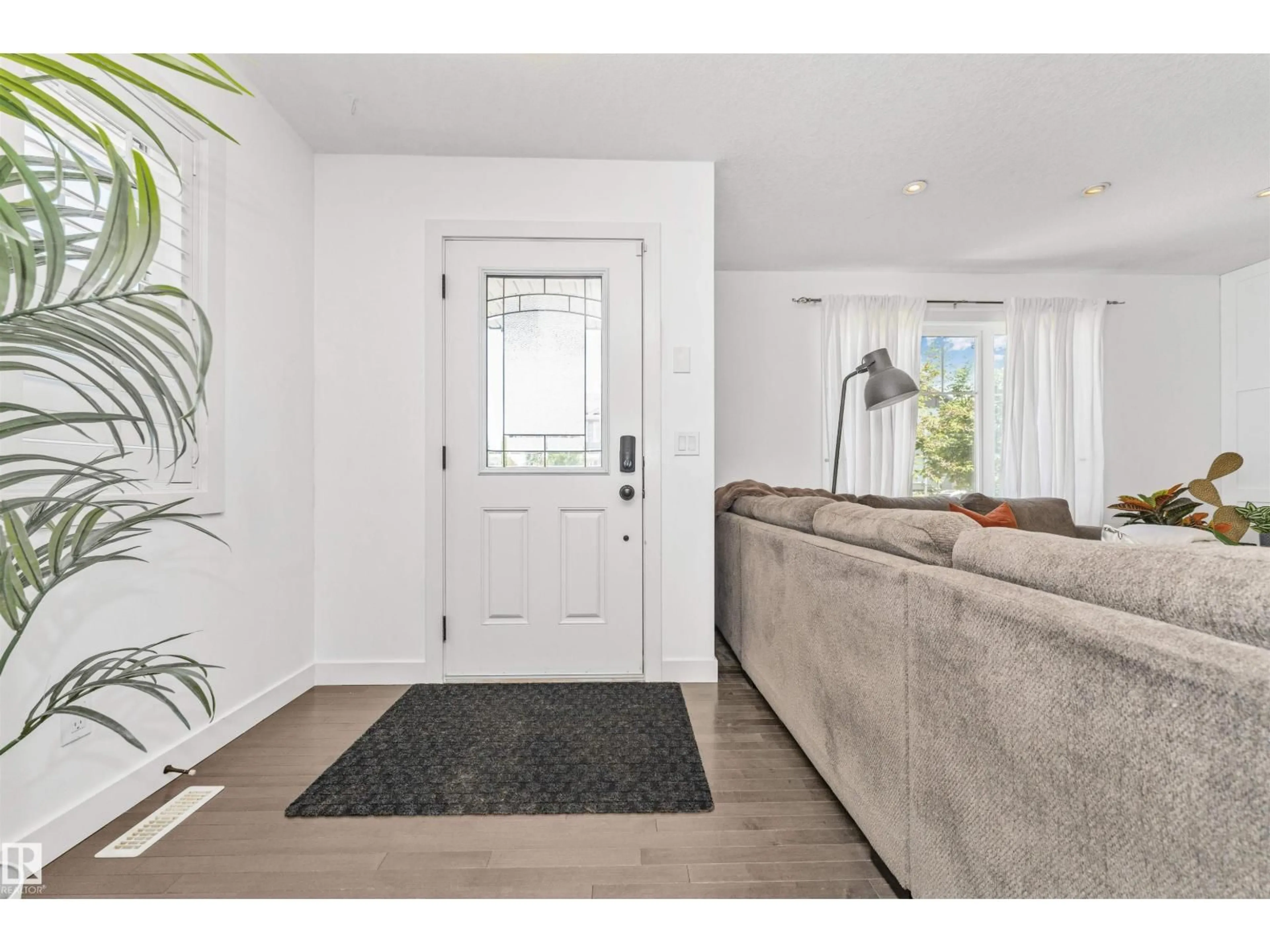 Indoor entryway for 6904 CARDINAL WD, Edmonton Alberta T6W2Y4