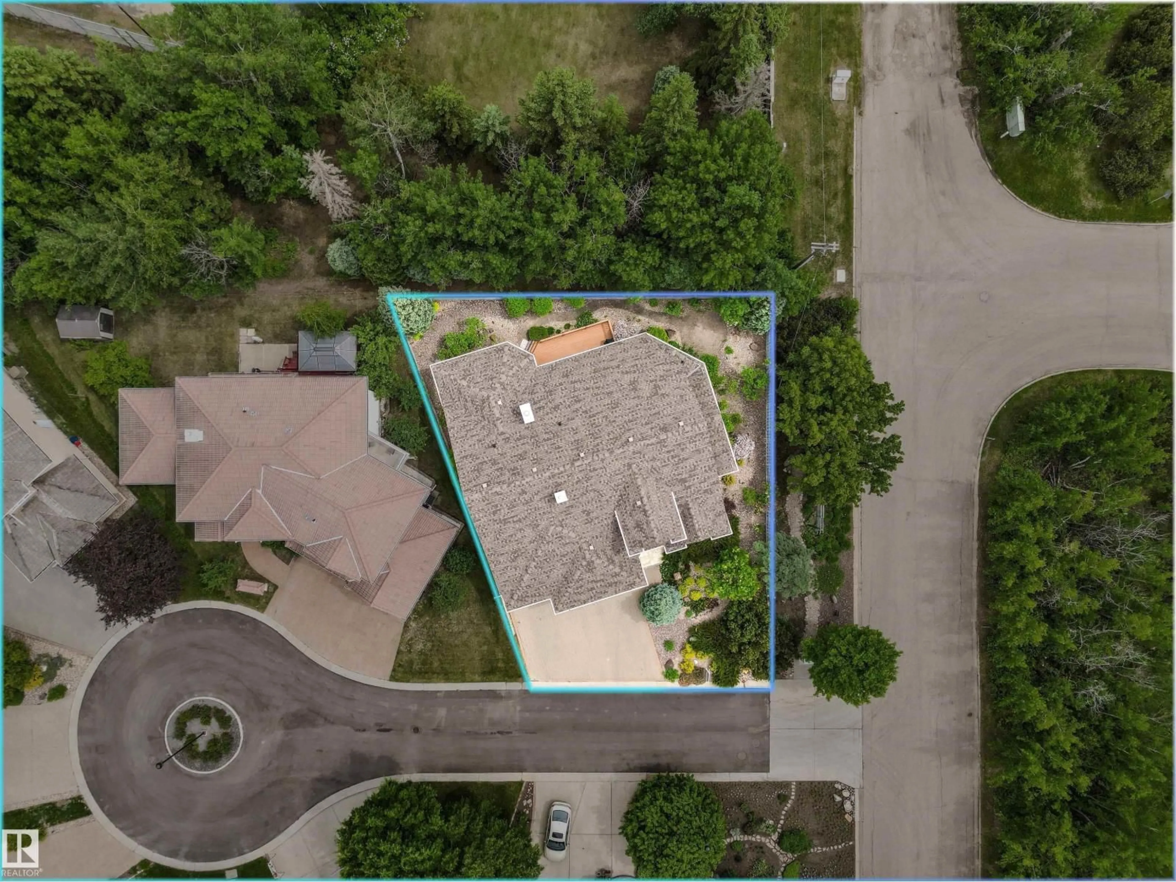 A pic from outside/outdoor area/front of a property/back of a property/a pic from drone, street for 244 WOLF WILLOW RD, Edmonton Alberta T5T6N3