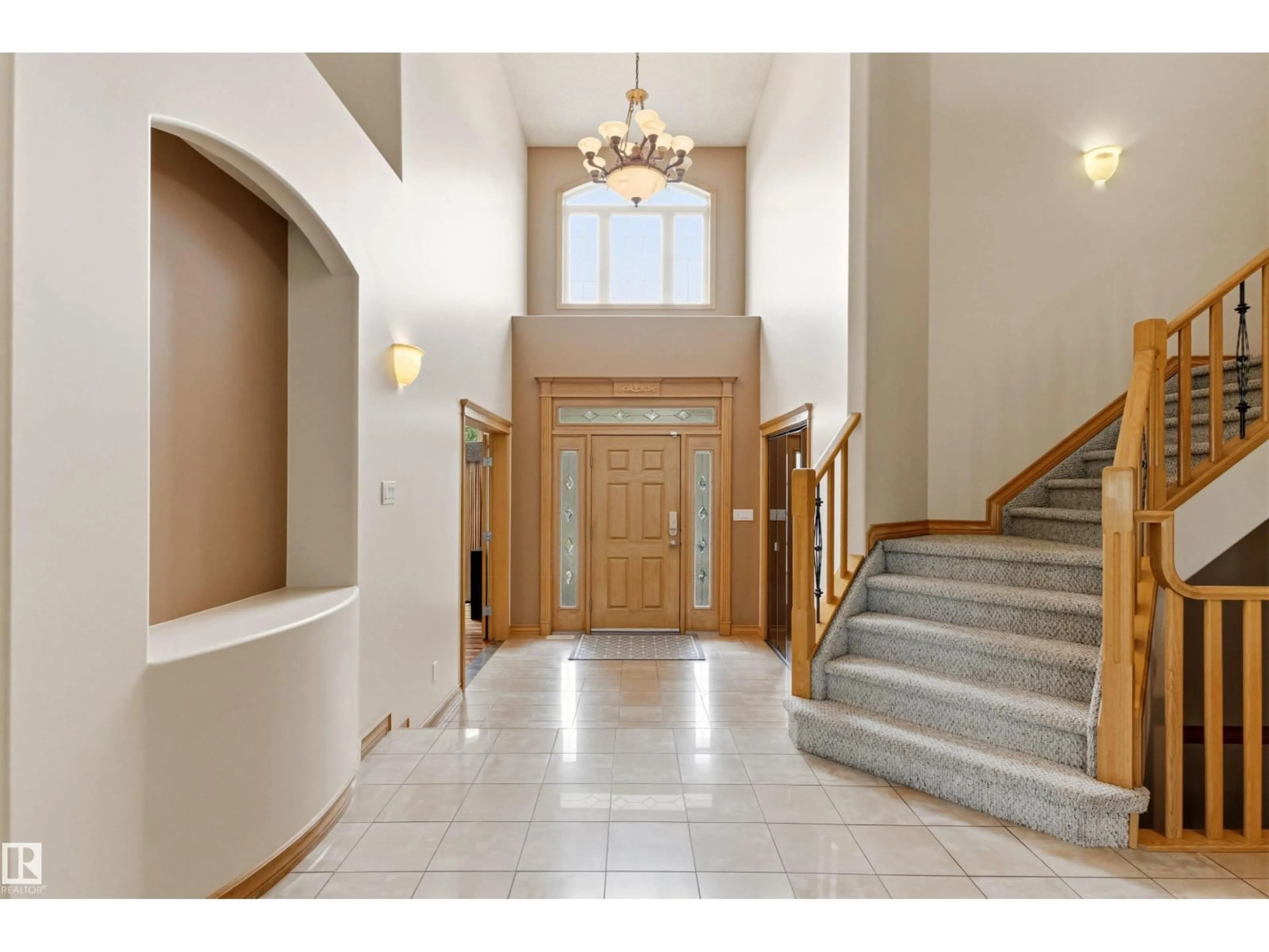 Indoor foyer for 244 WOLF WILLOW RD, Edmonton Alberta T5T6N3