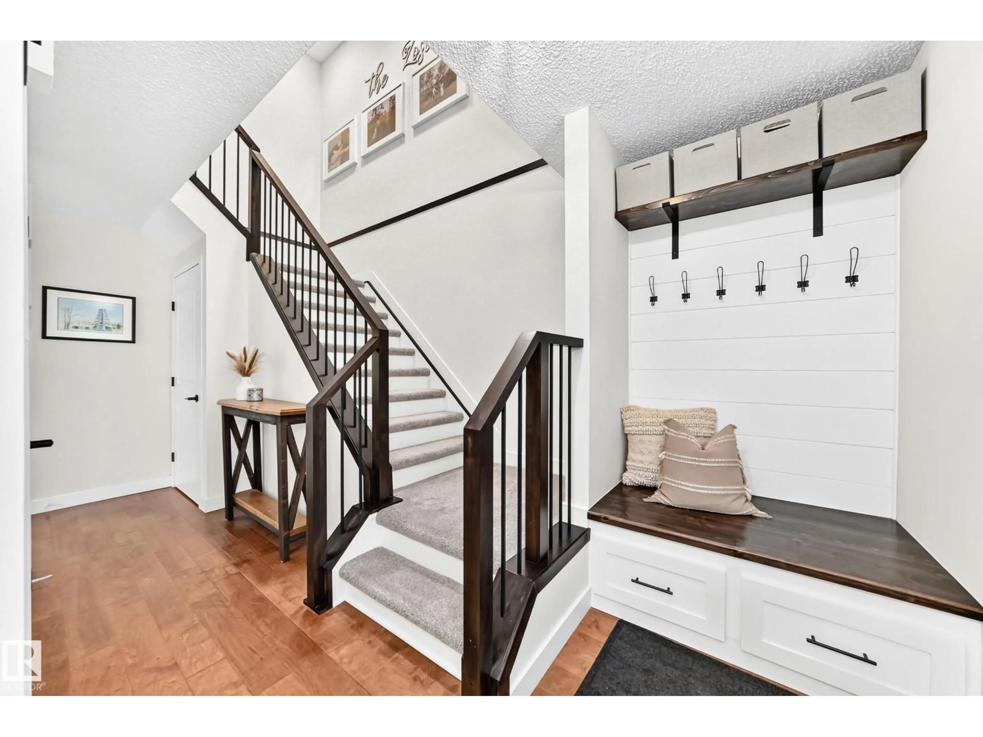 Indoor entryway for 15146 RAMSAY CR, Edmonton Alberta T6H5P4
