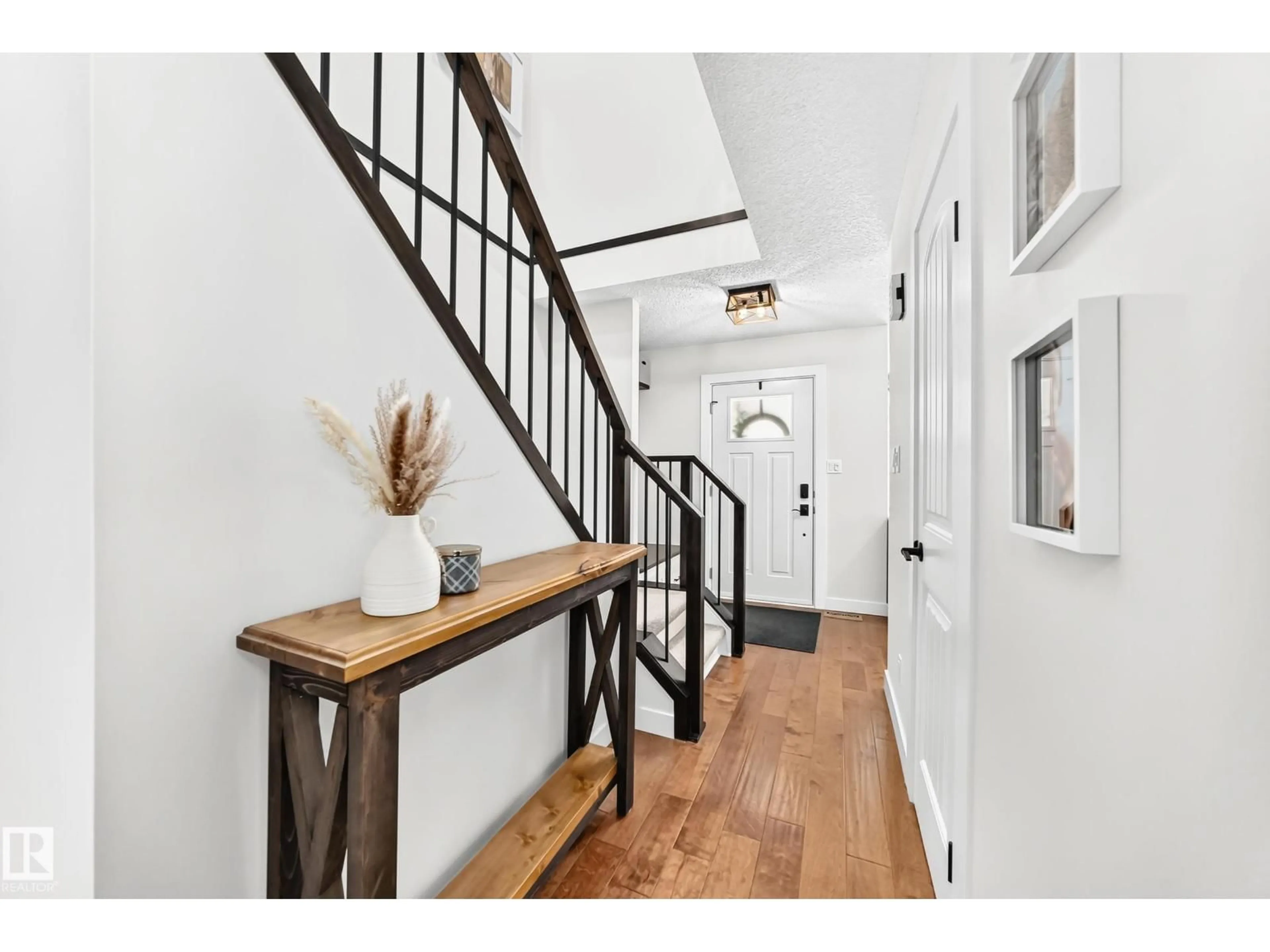 Indoor entryway for 15146 RAMSAY CR, Edmonton Alberta T6H5P4