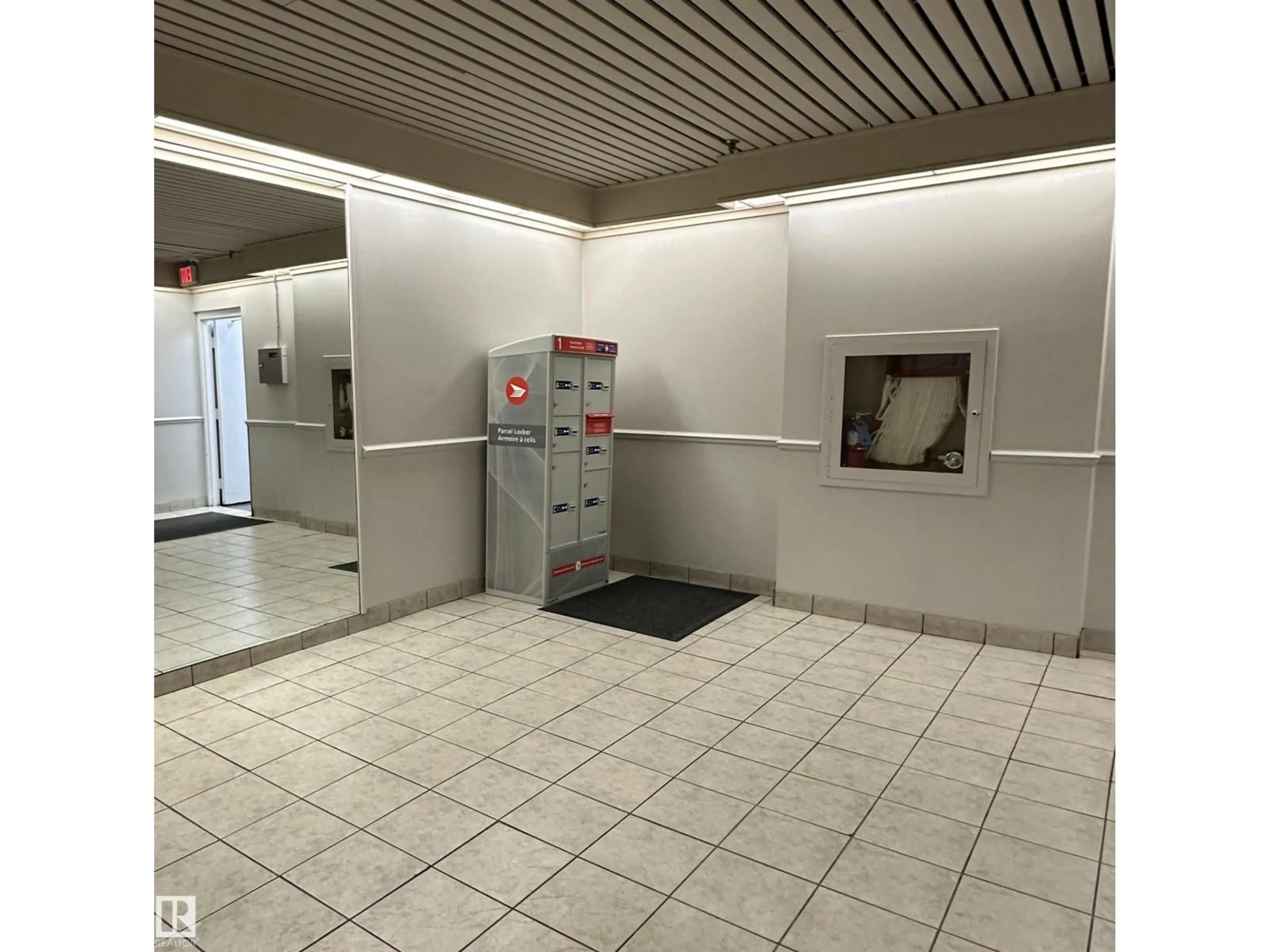 Indoor foyer for 706 - 10145 109 ST NW, Edmonton Alberta T5J3M5