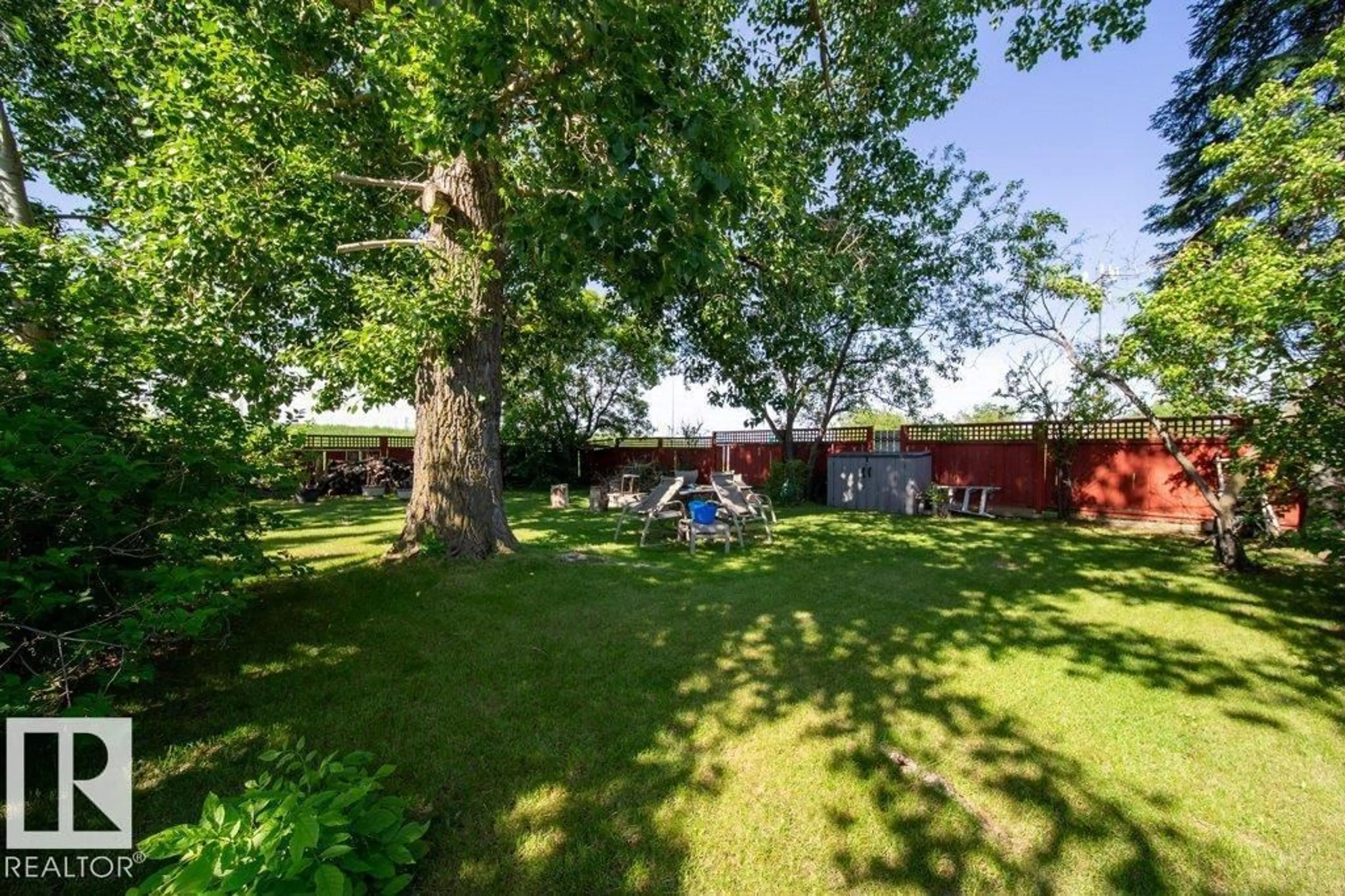 A pic from outside/outdoor area/front of a property/back of a property/a pic from drone, unknown for 4823 10 AV, Edmonton Alberta T6L4S2