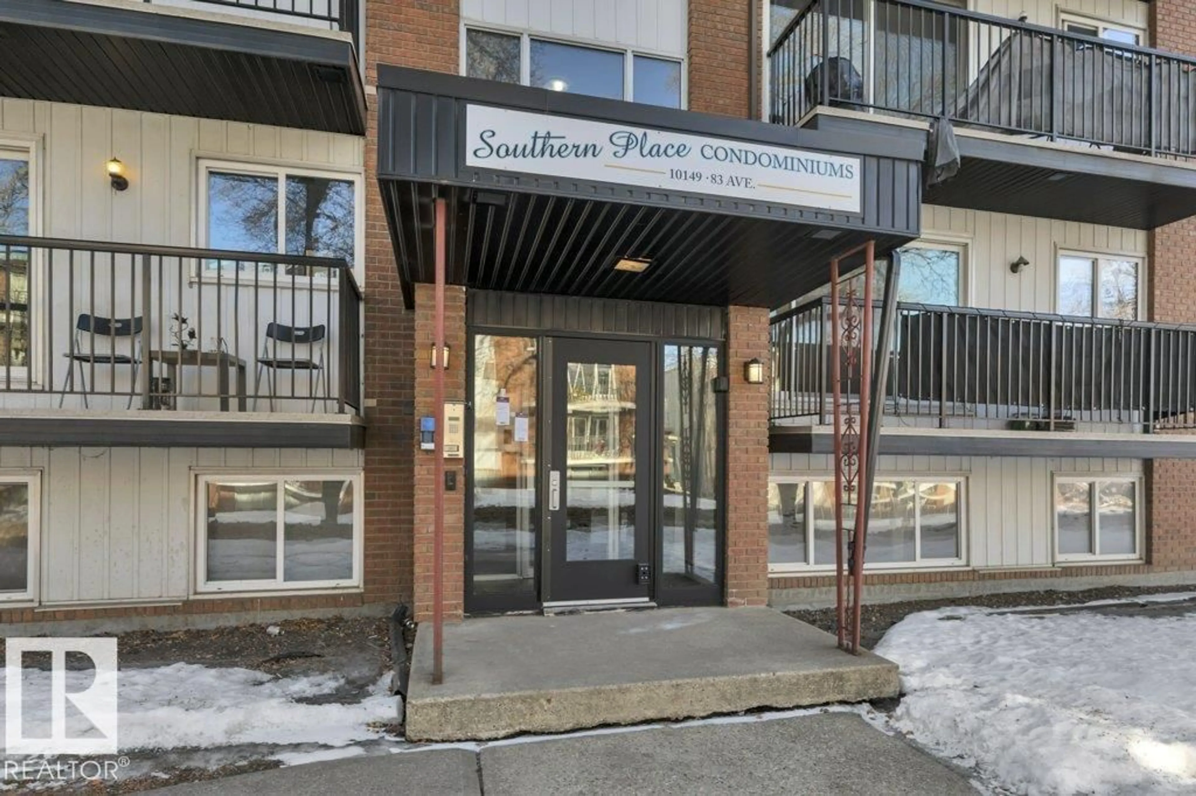 Indoor foyer for #105 - 10149 83 AV, Edmonton Alberta T6E2C5
